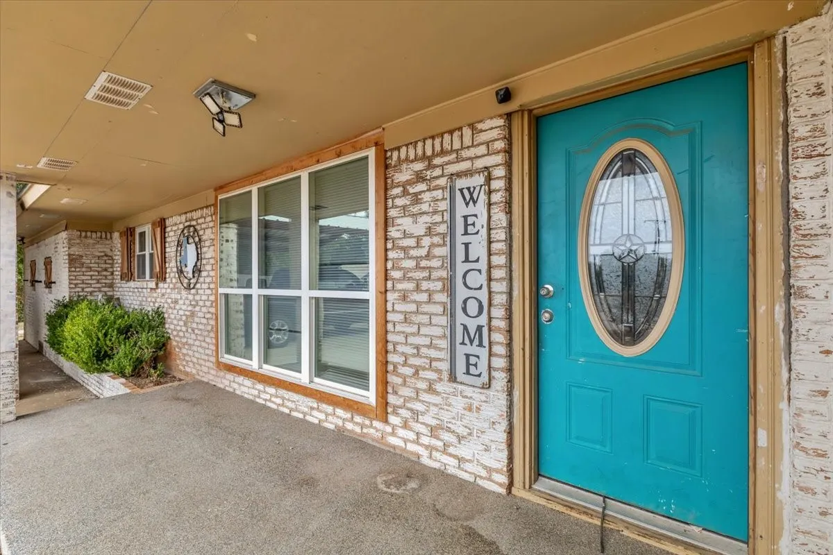 Single Family Residence For Sale in Erath County , 760 College Farm, Stephenville, Texas 76401, 3 Bedroom, 3 Bathroom, Garage spaces, 1,873 Sqft, built in 1952, mls#21405108, Real Estate Agent in Stephenville, Homes For Sale in Erath county, Homes For Sale in Stephenville, Realtor in Stephenville Texas, Real Estate Brokerage Independent Realty Texas, Luminita Cordes Realtor