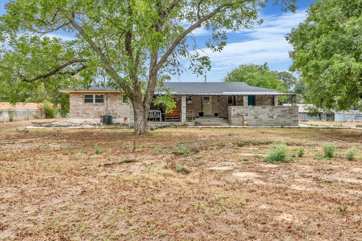 Single Family Residence For Sale in Erath County , 760 College Farm, Stephenville, Texas 76401, 3 Bedroom, 3 Bathroom, Garage spaces, 1,873 Sqft, built in 1952, mls#21405108, Real Estate Agent in Stephenville, Homes For Sale in Erath county, Homes For Sale in Stephenville, Realtor in Stephenville Texas, Real Estate Brokerage Independent Realty Texas, Luminita Cordes Realtor