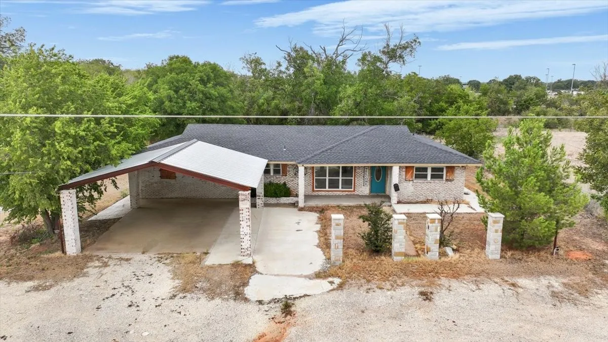 Single Family Residence For Sale in Erath County , 760 College Farm, Stephenville, Texas 76401, 3 Bedroom, 3 Bathroom, Garage spaces, 1,873 Sqft, built in 1952, mls#21405108, Real Estate Agent in Stephenville, Homes For Sale in Erath county, Homes For Sale in Stephenville, Realtor in Stephenville Texas, Real Estate Brokerage Independent Realty Texas, Luminita Cordes Realtor