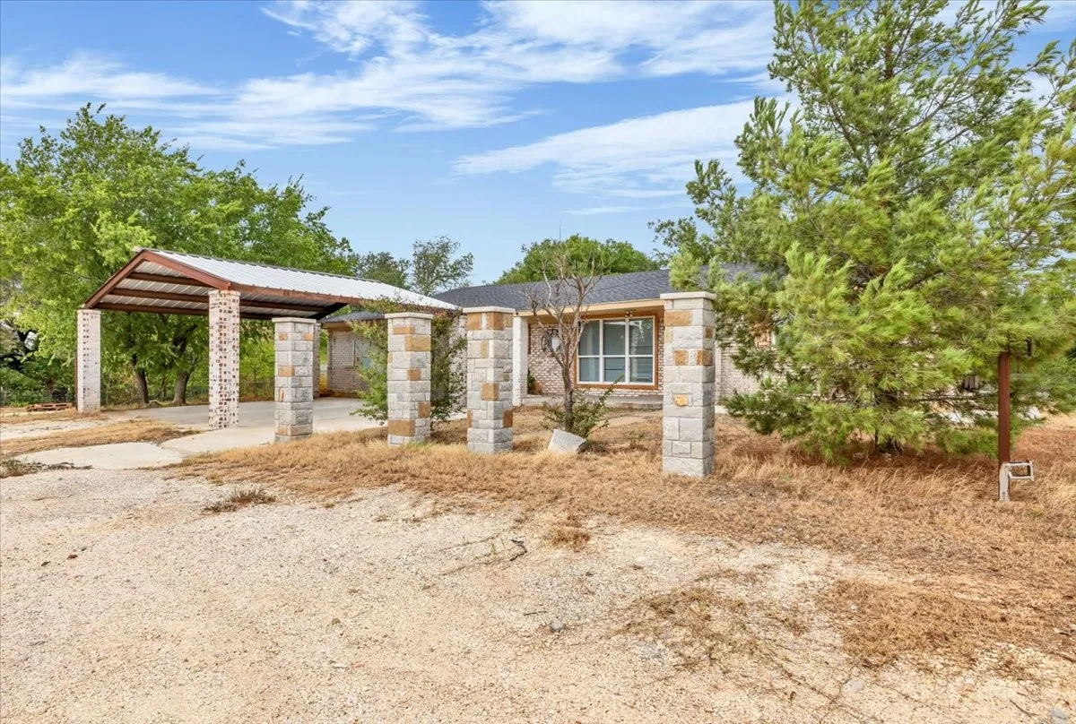 Single Family Residence For Sale in Erath County , 760 College Farm, Stephenville, Texas 76401, 3 Bedroom, 3 Bathroom, Garage spaces, 1,873 Sqft, built in 1952, mls#21405108, Real Estate Agent in Stephenville, Homes For Sale in Erath county, Homes For Sale in Stephenville, Realtor in Stephenville Texas, Real Estate Brokerage Independent Realty Texas, Luminita Cordes Realtor