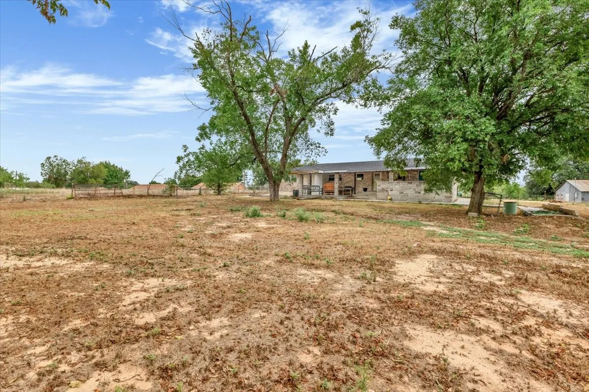 Single Family Residence For Sale in Erath County , 760 College Farm, Stephenville, Texas 76401, 3 Bedroom, 3 Bathroom, Garage spaces, 1,873 Sqft, built in 1952, mls#21405108, Real Estate Agent in Stephenville, Homes For Sale in Erath county, Homes For Sale in Stephenville, Realtor in Stephenville Texas, Real Estate Brokerage Independent Realty Texas, Luminita Cordes Realtor