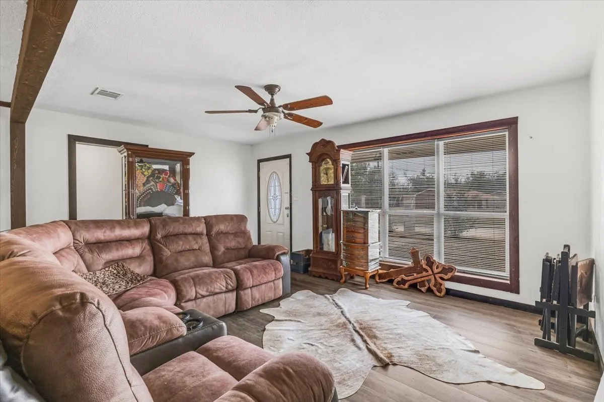 Single Family Residence For Sale in Erath County , 760 College Farm, Stephenville, Texas 76401, 3 Bedroom, 3 Bathroom, Garage spaces, 1,873 Sqft, built in 1952, mls#21405108, Real Estate Agent in Stephenville, Homes For Sale in Erath county, Homes For Sale in Stephenville, Realtor in Stephenville Texas, Real Estate Brokerage Independent Realty Texas, Luminita Cordes Realtor