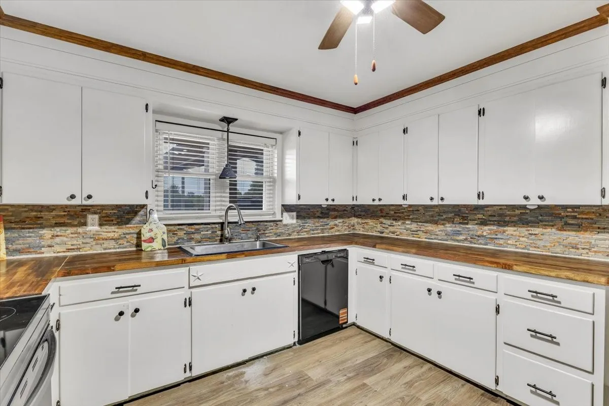 Single Family Residence For Sale in Erath County , 760 College Farm, Stephenville, Texas 76401, 3 Bedroom, 3 Bathroom, Garage spaces, 1,873 Sqft, built in 1952, mls#21405108, Real Estate Agent in Stephenville, Homes For Sale in Erath county, Homes For Sale in Stephenville, Realtor in Stephenville Texas, Real Estate Brokerage Independent Realty Texas, Luminita Cordes Realtor