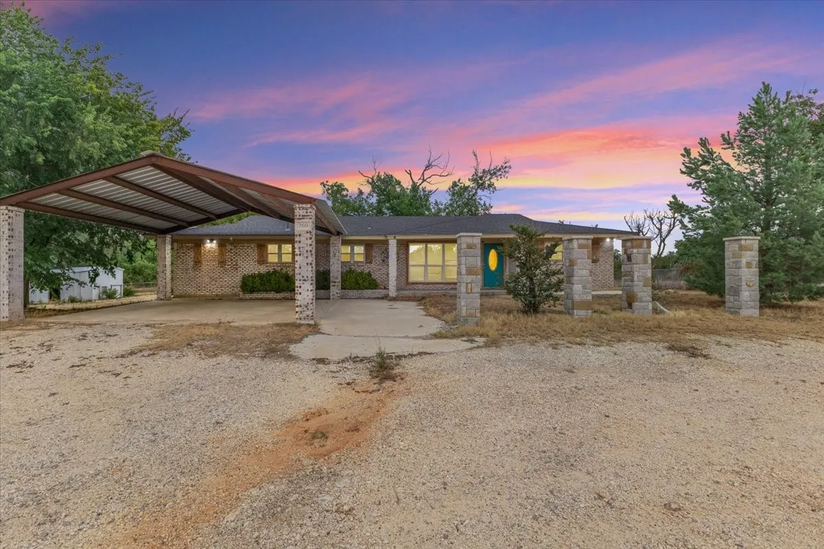 Single Family Residence For Sale in Erath County , 760 College Farm, Stephenville, Texas 76401, 3 Bedroom, 3 Bathroom, Garage spaces, 1,873 Sqft, built in 1952, mls#21405108, Real Estate Agent in Stephenville, Homes For Sale in Erath county, Homes For Sale in Stephenville, Realtor in Stephenville Texas, Real Estate Brokerage Independent Realty Texas, Luminita Cordes Realtor