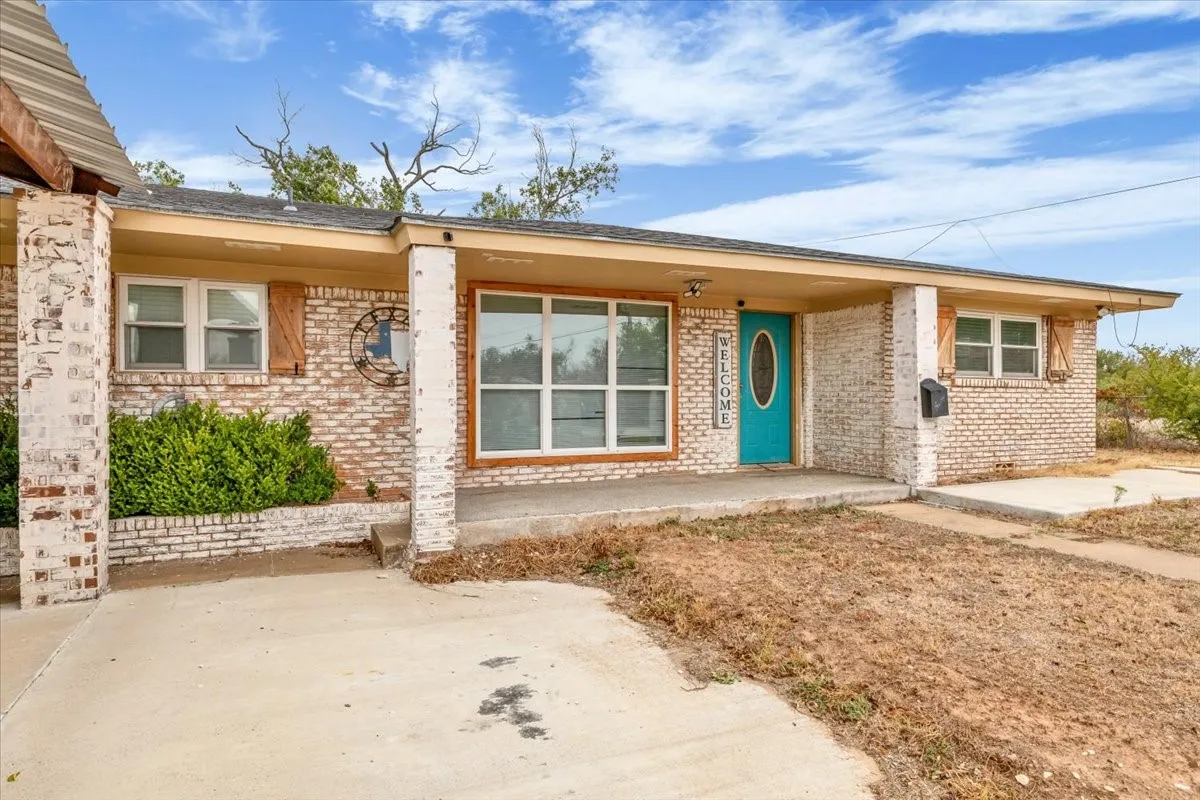 Single Family Residence For Sale in Erath County , 760 College Farm, Stephenville, Texas 76401, 3 Bedroom, 3 Bathroom, Garage spaces, 1,873 Sqft, built in 1952, mls#21405108, Real Estate Agent in Stephenville, Homes For Sale in Erath county, Homes For Sale in Stephenville, Realtor in Stephenville Texas, Real Estate Brokerage Independent Realty Texas, Luminita Cordes Realtor