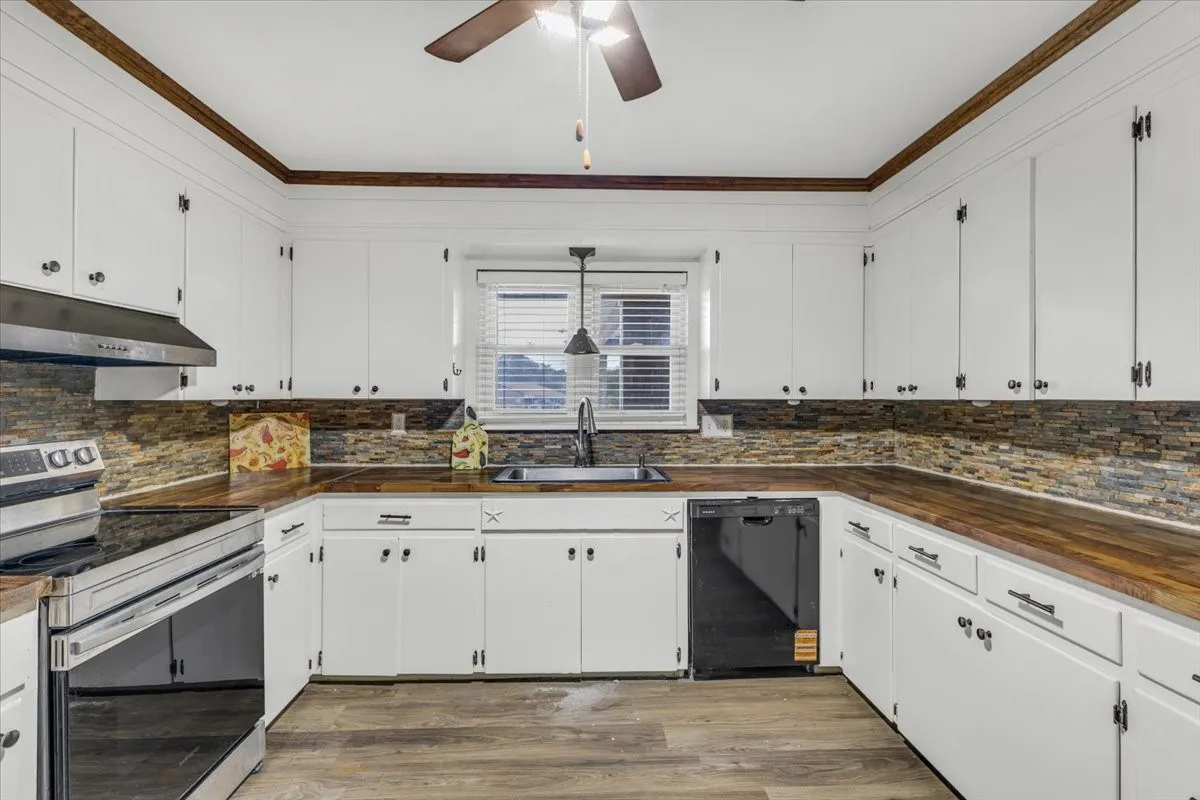 Single Family Residence For Sale in Erath County , 760 College Farm, Stephenville, Texas 76401, 3 Bedroom, 3 Bathroom, Garage spaces, 1,873 Sqft, built in 1952, mls#21405108, Real Estate Agent in Stephenville, Homes For Sale in Erath county, Homes For Sale in Stephenville, Realtor in Stephenville Texas, Real Estate Brokerage Independent Realty Texas, Luminita Cordes Realtor