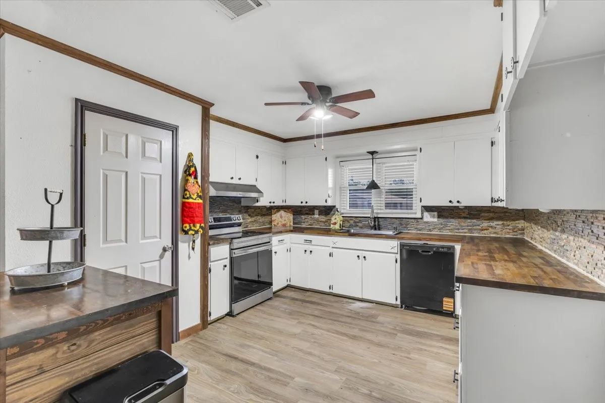 Single Family Residence For Sale in Erath County , 760 College Farm, Stephenville, Texas 76401, 3 Bedroom, 3 Bathroom, Garage spaces, 1,873 Sqft, built in 1952, mls#21405108, Real Estate Agent in Stephenville, Homes For Sale in Erath county, Homes For Sale in Stephenville, Realtor in Stephenville Texas, Real Estate Brokerage Independent Realty Texas, Luminita Cordes Realtor