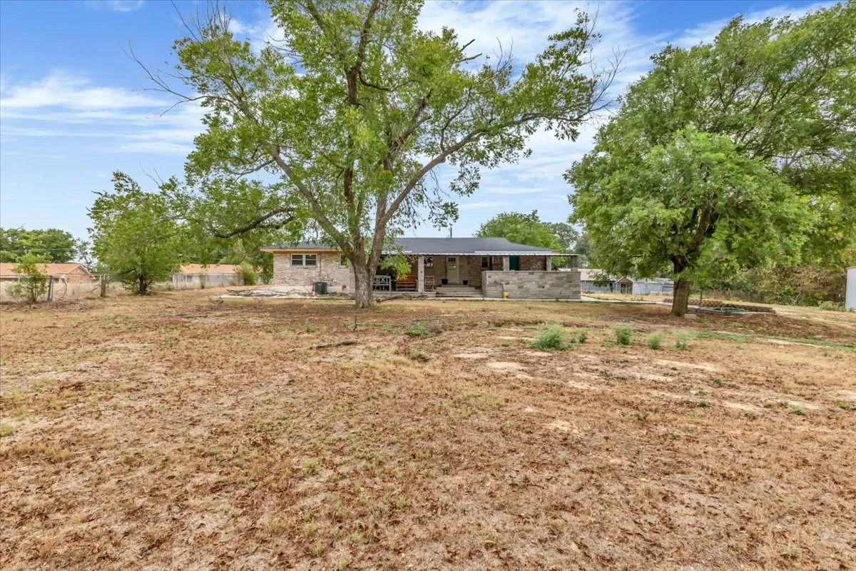 Single Family Residence For Sale in Erath County , 760 College Farm, Stephenville, Texas 76401, 3 Bedroom, 3 Bathroom, Garage spaces, 1,873 Sqft, built in 1952, mls#21405108, Real Estate Agent in Stephenville, Homes For Sale in Erath county, Homes For Sale in Stephenville, Realtor in Stephenville Texas, Real Estate Brokerage Independent Realty Texas, Luminita Cordes Realtor