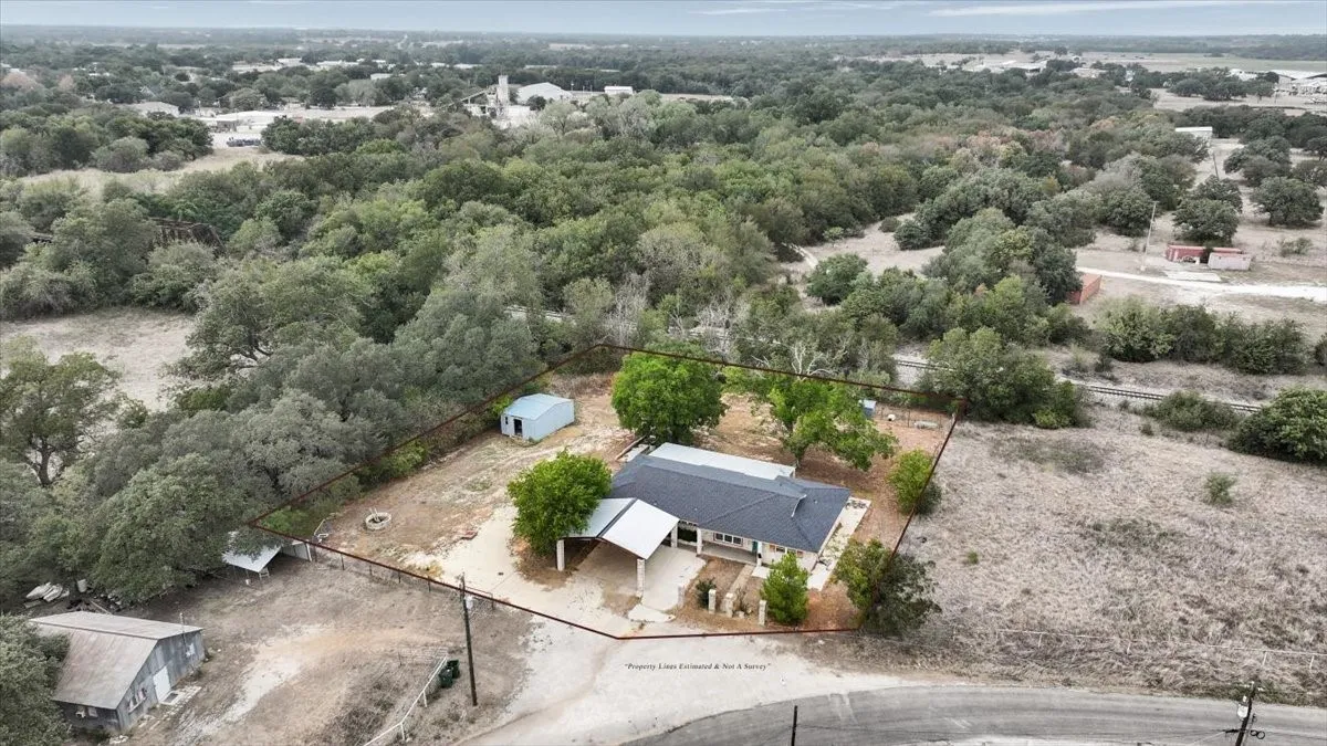 Single Family Residence For Sale in Erath County , 760 College Farm, Stephenville, Texas 76401, 3 Bedroom, 3 Bathroom, Garage spaces, 1,873 Sqft, built in 1952, mls#21405108, Real Estate Agent in Stephenville, Homes For Sale in Erath county, Homes For Sale in Stephenville, Realtor in Stephenville Texas, Real Estate Brokerage Independent Realty Texas, Luminita Cordes Realtor