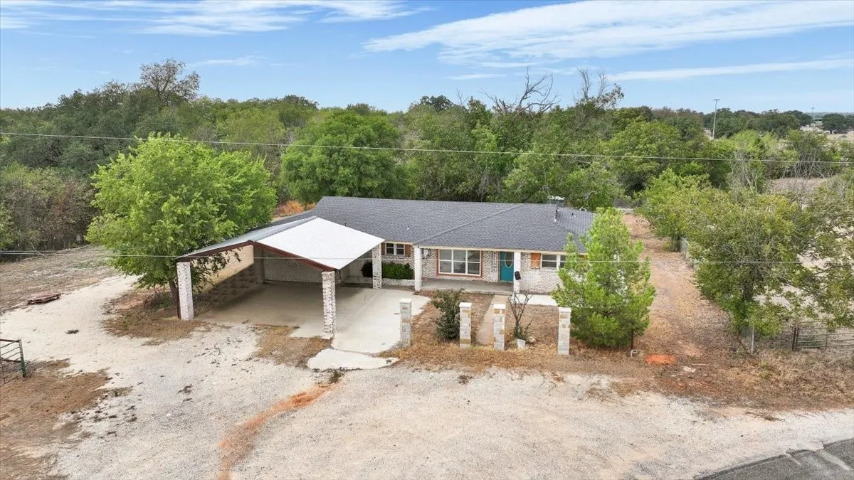 Single Family Residence For Sale in Erath County , 760 College Farm, Stephenville, Texas 76401, 3 Bedroom, 3 Bathroom, Garage spaces, 1,873 Sqft, built in 1952, mls#21405108, Real Estate Agent in Stephenville, Homes For Sale in Erath county, Homes For Sale in Stephenville, Realtor in Stephenville Texas, Real Estate Brokerage Independent Realty Texas, Luminita Cordes Realtor