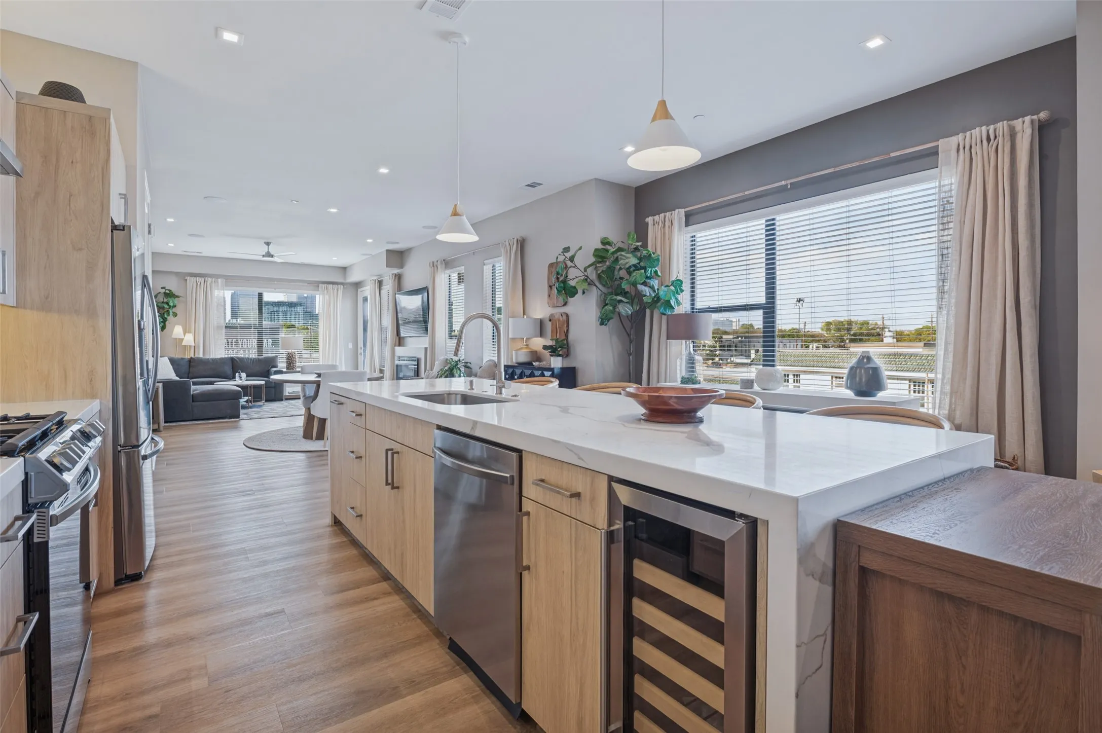 Condominium For Sale in Dallas County , 1901 S Harwood Street 305, Dallas, Texas 75215, 2 Bedroom, 3 Bathroom, Garage spaces, 2,156 Sqft, built in 2021, mls#21404997, Real Estate Agent in Dallas, Homes For Sale in Dallas county, Homes For Sale in Dallas, Realtor in Dallas Texas, Real Estate Brokerage Independent Realty Texas, Luminita Cordes Realtor