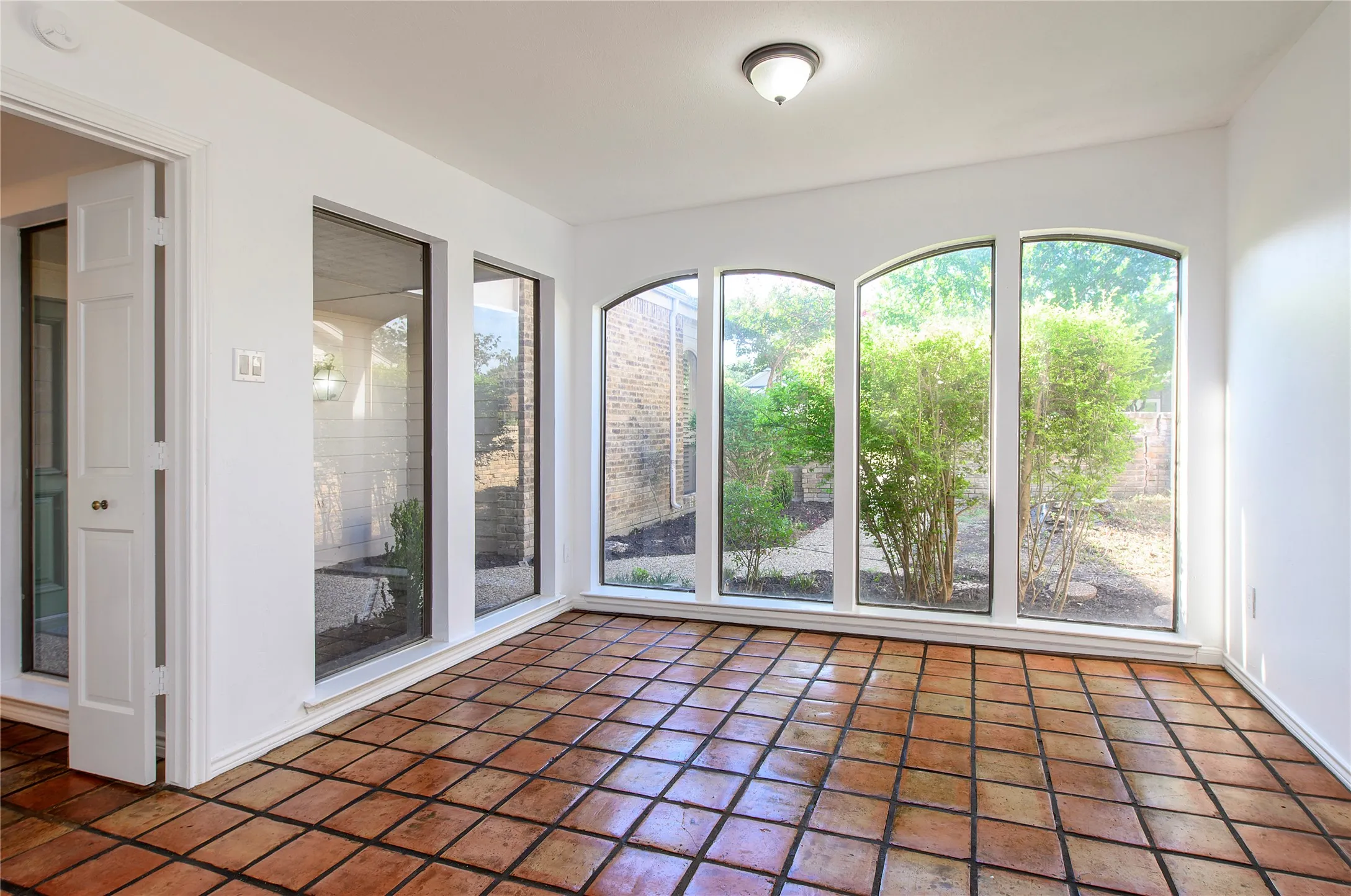 Single Family Residence For Rent in Dallas County , 6025 Daven Oaks Drive, Dallas, Texas 75248, 3 Bedroom, 3 Bathroom, 2 Garage spaces, 2,431 Sqft, built in 1977, mls#21404349, Real Estate Agent in Dallas, Homes For Rent in Dallas county, Homes For Rent in Dallas, Realtor in Dallas Texas, Real Estate Brokerage Independent Realty Texas, Luminita Cordes Realtor