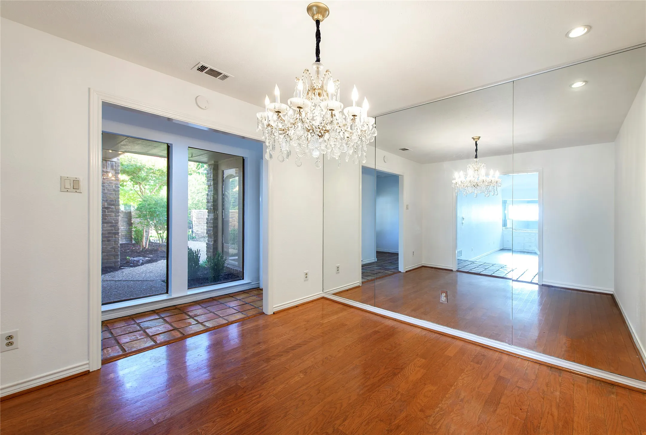 Single Family Residence For Rent in Dallas County , 6025 Daven Oaks Drive, Dallas, Texas 75248, 3 Bedroom, 3 Bathroom, 2 Garage spaces, 2,431 Sqft, built in 1977, mls#21404349, Real Estate Agent in Dallas, Homes For Rent in Dallas county, Homes For Rent in Dallas, Realtor in Dallas Texas, Real Estate Brokerage Independent Realty Texas, Luminita Cordes Realtor
