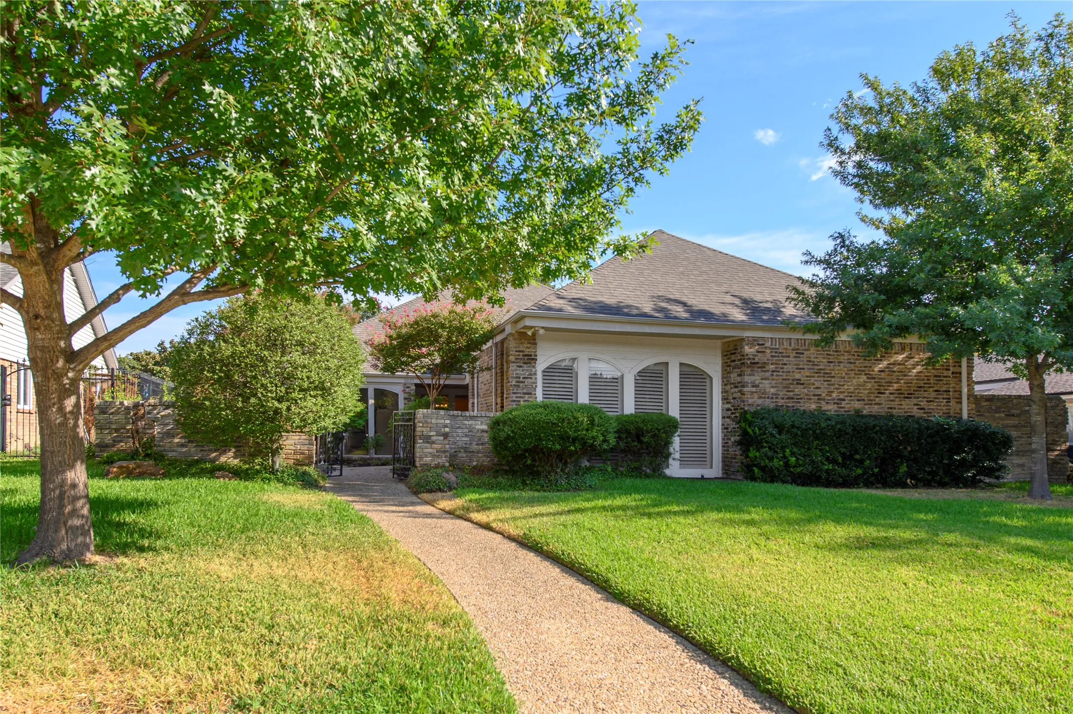 Single Family Residence For Rent in Dallas County , 6025 Daven Oaks Drive, Dallas, Texas 75248, 3 Bedroom, 3 Bathroom, 2 Garage spaces, 2,431 Sqft, built in 1977, mls#21404349, Real Estate Agent in Dallas, Homes For Rent in Dallas county, Homes For Rent in Dallas, Realtor in Dallas Texas, Real Estate Brokerage Independent Realty Texas, Luminita Cordes Realtor