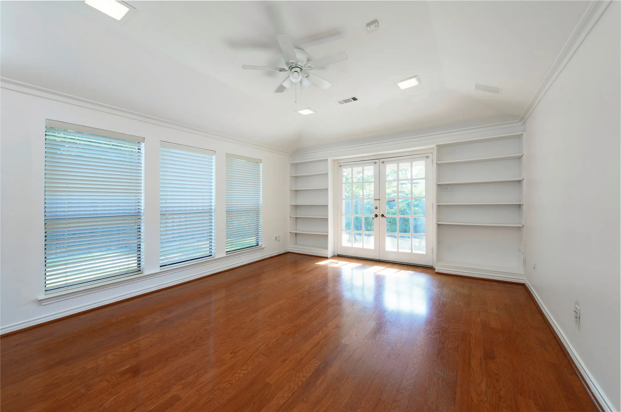 Single Family Residence For Rent in Dallas County , 6025 Daven Oaks Drive, Dallas, Texas 75248, 3 Bedroom, 3 Bathroom, 2 Garage spaces, 2,431 Sqft, built in 1977, mls#21404349, Real Estate Agent in Dallas, Homes For Rent in Dallas county, Homes For Rent in Dallas, Realtor in Dallas Texas, Real Estate Brokerage Independent Realty Texas, Luminita Cordes Realtor