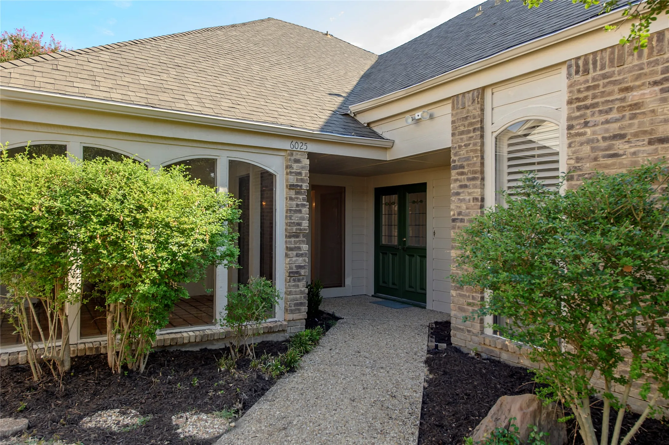 Single Family Residence For Rent in Dallas County , 6025 Daven Oaks Drive, Dallas, Texas 75248, 3 Bedroom, 3 Bathroom, 2 Garage spaces, 2,431 Sqft, built in 1977, mls#21404349, Real Estate Agent in Dallas, Homes For Rent in Dallas county, Homes For Rent in Dallas, Realtor in Dallas Texas, Real Estate Brokerage Independent Realty Texas, Luminita Cordes Realtor