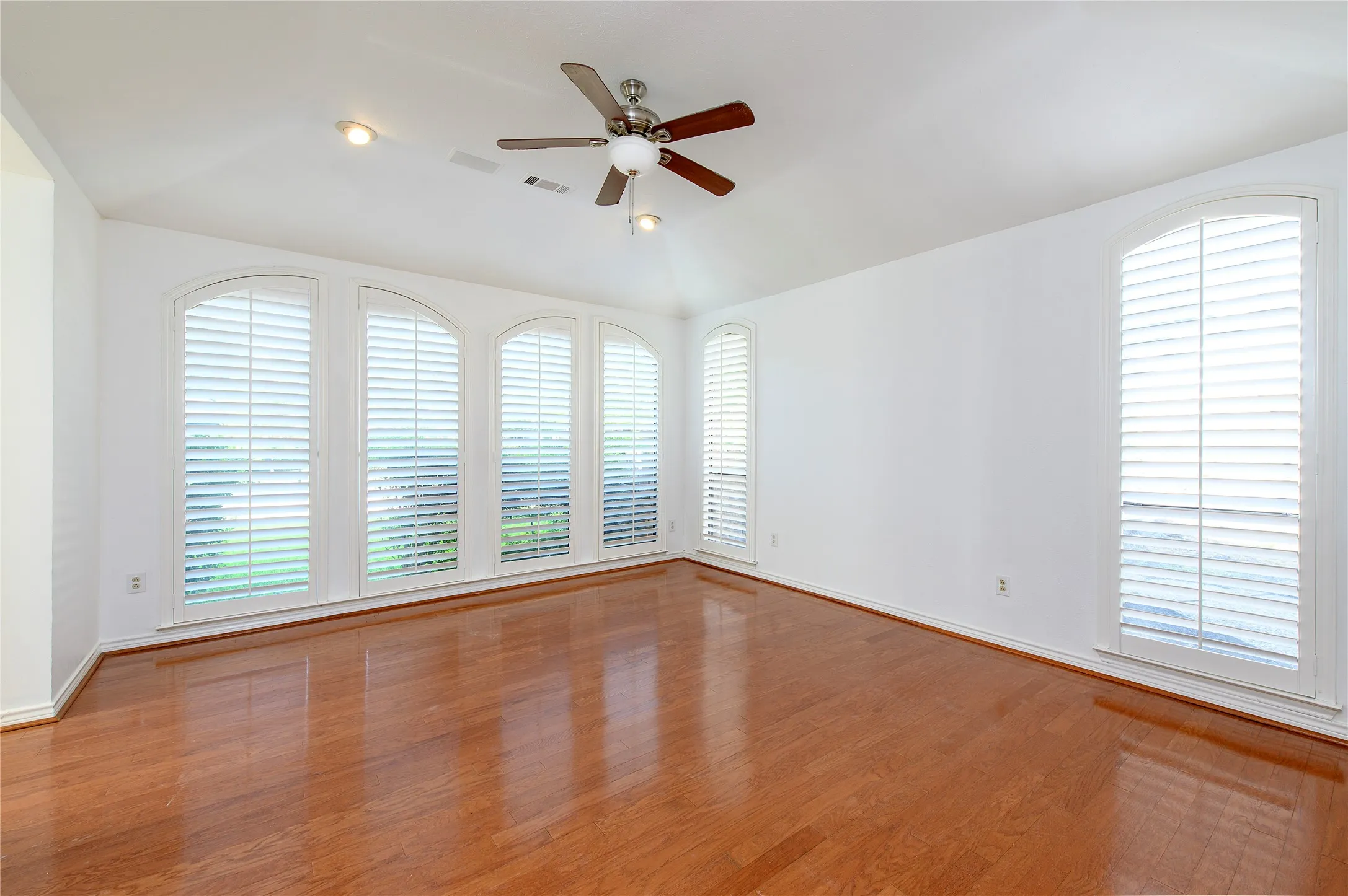 Single Family Residence For Rent in Dallas County , 6025 Daven Oaks Drive, Dallas, Texas 75248, 3 Bedroom, 3 Bathroom, 2 Garage spaces, 2,431 Sqft, built in 1977, mls#21404349, Real Estate Agent in Dallas, Homes For Rent in Dallas county, Homes For Rent in Dallas, Realtor in Dallas Texas, Real Estate Brokerage Independent Realty Texas, Luminita Cordes Realtor