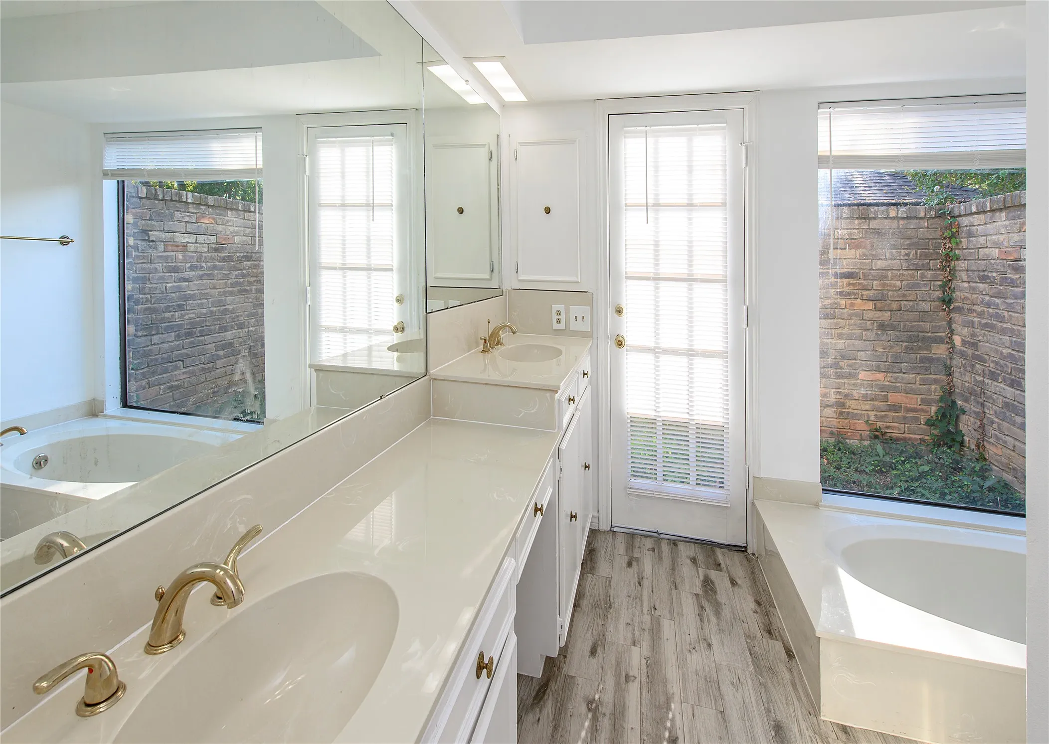 Single Family Residence For Rent in Dallas County , 6025 Daven Oaks Drive, Dallas, Texas 75248, 3 Bedroom, 3 Bathroom, 2 Garage spaces, 2,431 Sqft, built in 1977, mls#21404349, Real Estate Agent in Dallas, Homes For Rent in Dallas county, Homes For Rent in Dallas, Realtor in Dallas Texas, Real Estate Brokerage Independent Realty Texas, Luminita Cordes Realtor
