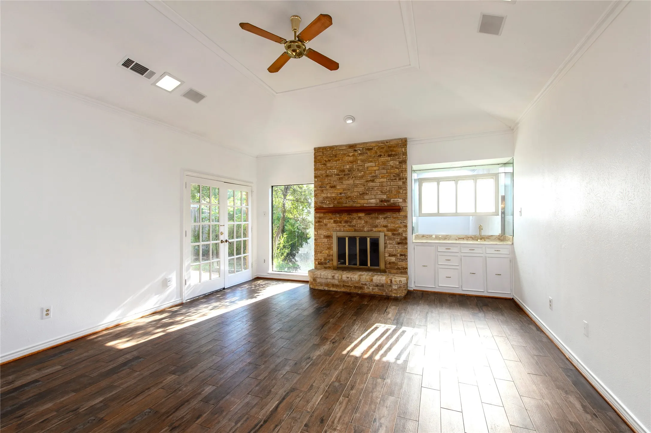 Single Family Residence For Rent in Dallas County , 6025 Daven Oaks Drive, Dallas, Texas 75248, 3 Bedroom, 3 Bathroom, 2 Garage spaces, 2,431 Sqft, built in 1977, mls#21404349, Real Estate Agent in Dallas, Homes For Rent in Dallas county, Homes For Rent in Dallas, Realtor in Dallas Texas, Real Estate Brokerage Independent Realty Texas, Luminita Cordes Realtor