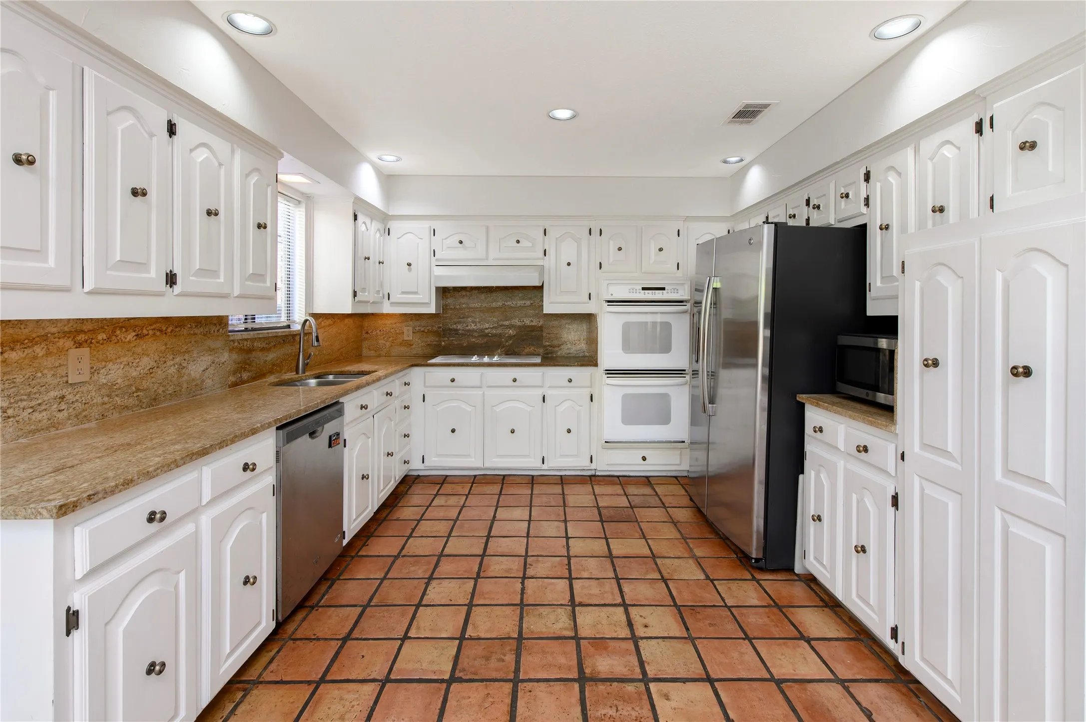 Single Family Residence For Rent in Dallas County , 6025 Daven Oaks Drive, Dallas, Texas 75248, 3 Bedroom, 3 Bathroom, 2 Garage spaces, 2,431 Sqft, built in 1977, mls#21404349, Real Estate Agent in Dallas, Homes For Rent in Dallas county, Homes For Rent in Dallas, Realtor in Dallas Texas, Real Estate Brokerage Independent Realty Texas, Luminita Cordes Realtor