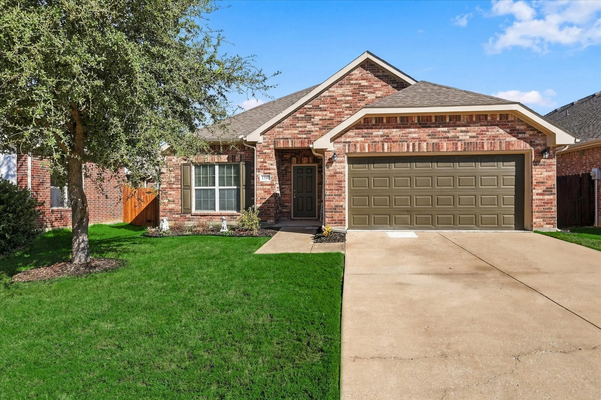 Single Family Residence For Sale in Denton County , 1301 Lasso Drive, Little Elm, Texas 75068, 3 Bedroom, 2 Bathroom, 2 Garage spaces, 1,864 Sqft, built in 2013, mls#21405114, Real Estate Agent in Little Elm, Homes For Sale in Denton county, Homes For Sale in Little Elm, Realtor in Little Elm Texas, Real Estate Brokerage Independent Realty Texas, Luminita Cordes Realtor