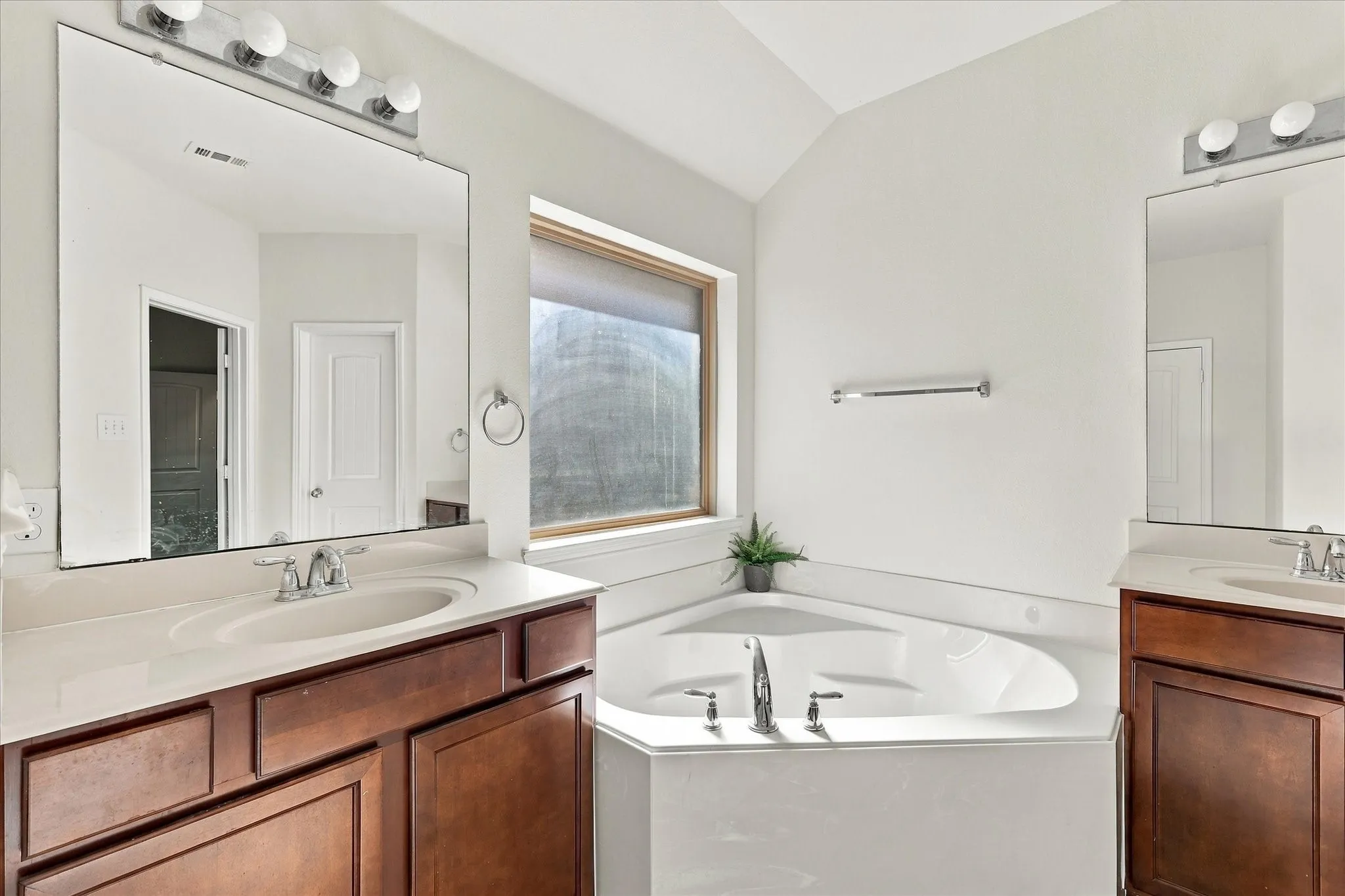 Single Family Residence For Sale in Denton County , 1301 Lasso Drive, Little Elm, Texas 75068, 3 Bedroom, 2 Bathroom, 2 Garage spaces, 1,864 Sqft, built in 2013, mls#21405114, Real Estate Agent in Little Elm, Homes For Sale in Denton county, Homes For Sale in Little Elm, Realtor in Little Elm Texas, Real Estate Brokerage Independent Realty Texas, Luminita Cordes Realtor