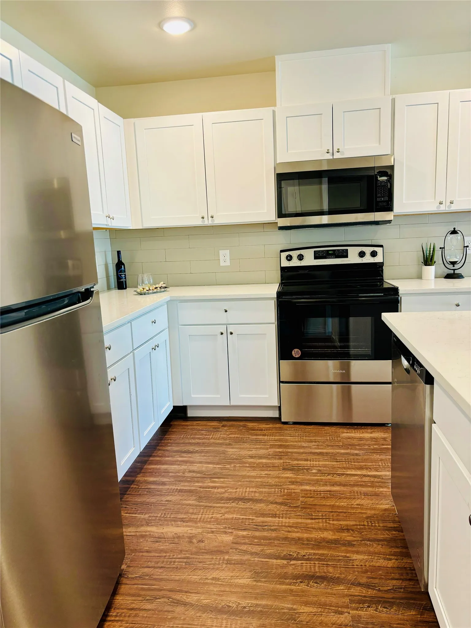 Complete with all kitchen appliances.