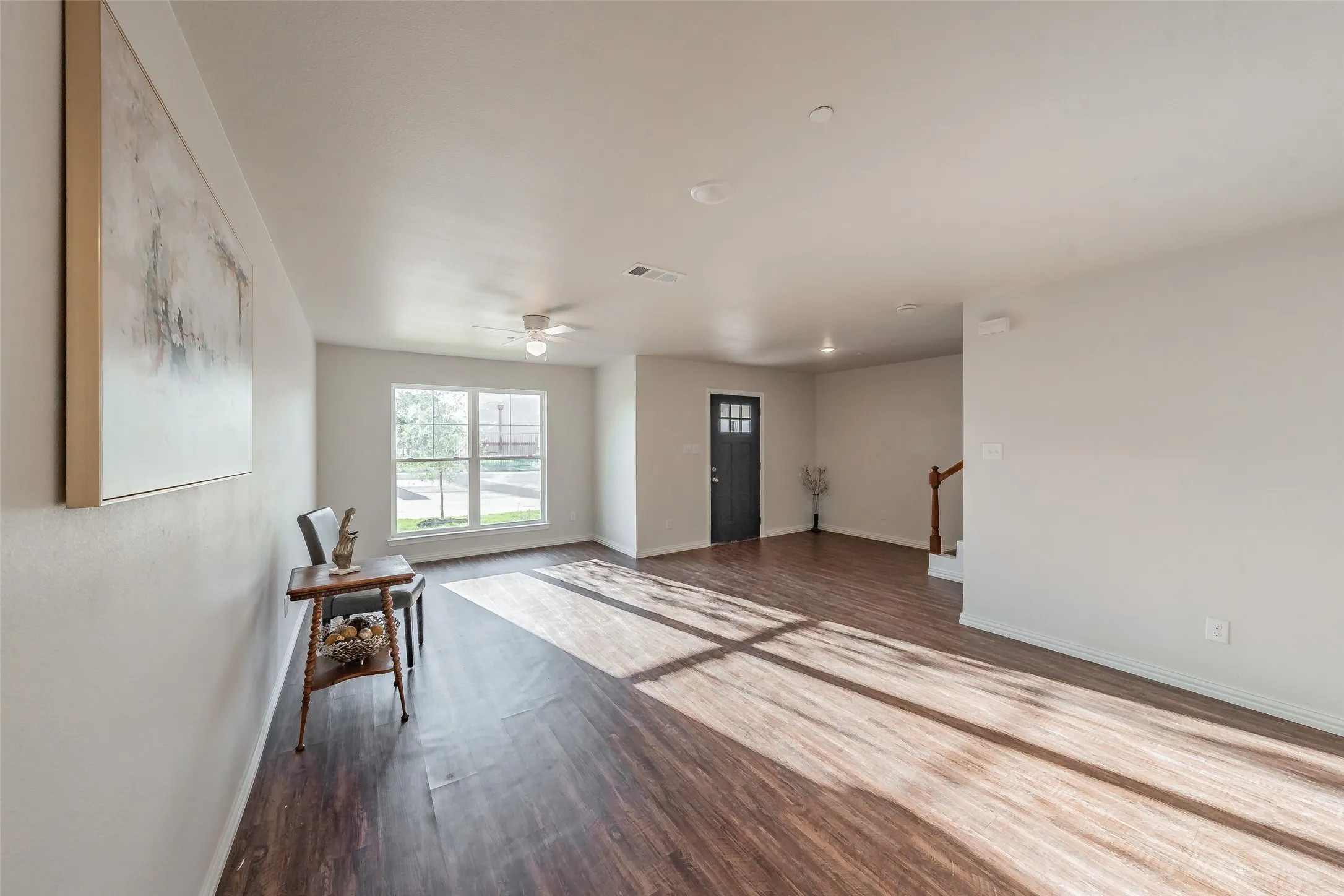 Space for a 4 or 6 dinning table