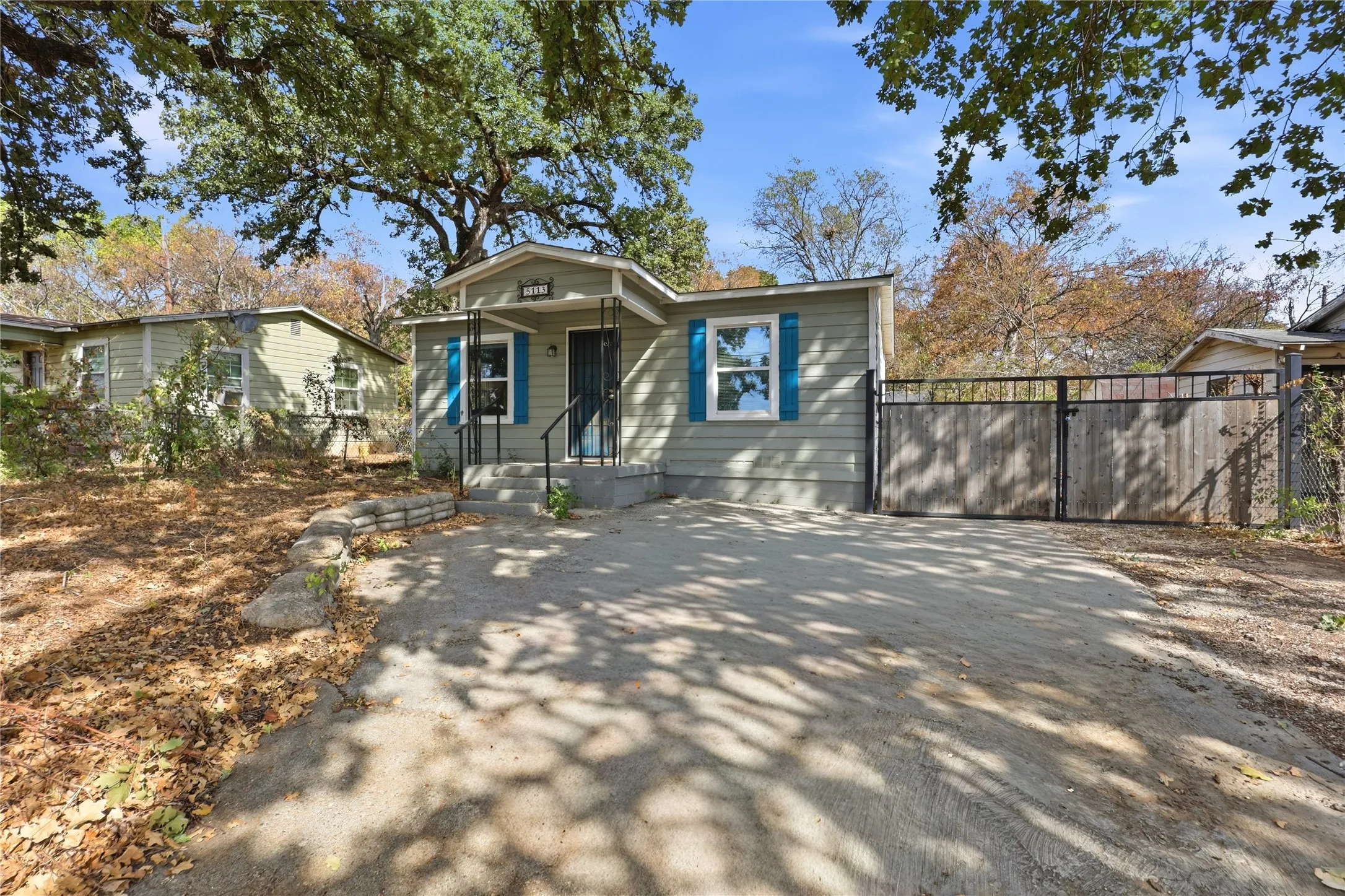 Single Family Residence For Sale in Tarrant County , 5113 Cottey Street, Fort Worth, Texas 76105, 2 Bedroom, 2 Bathroom, Garage spaces, 846 Sqft, built in 1959, mls#21393357, Real Estate Agent in Fort Worth, Homes For Sale in Tarrant county, Homes For Sale in Fort Worth, Realtor in Fort Worth Texas, Real Estate Brokerage Independent Realty Texas, Luminita Cordes Realtor
