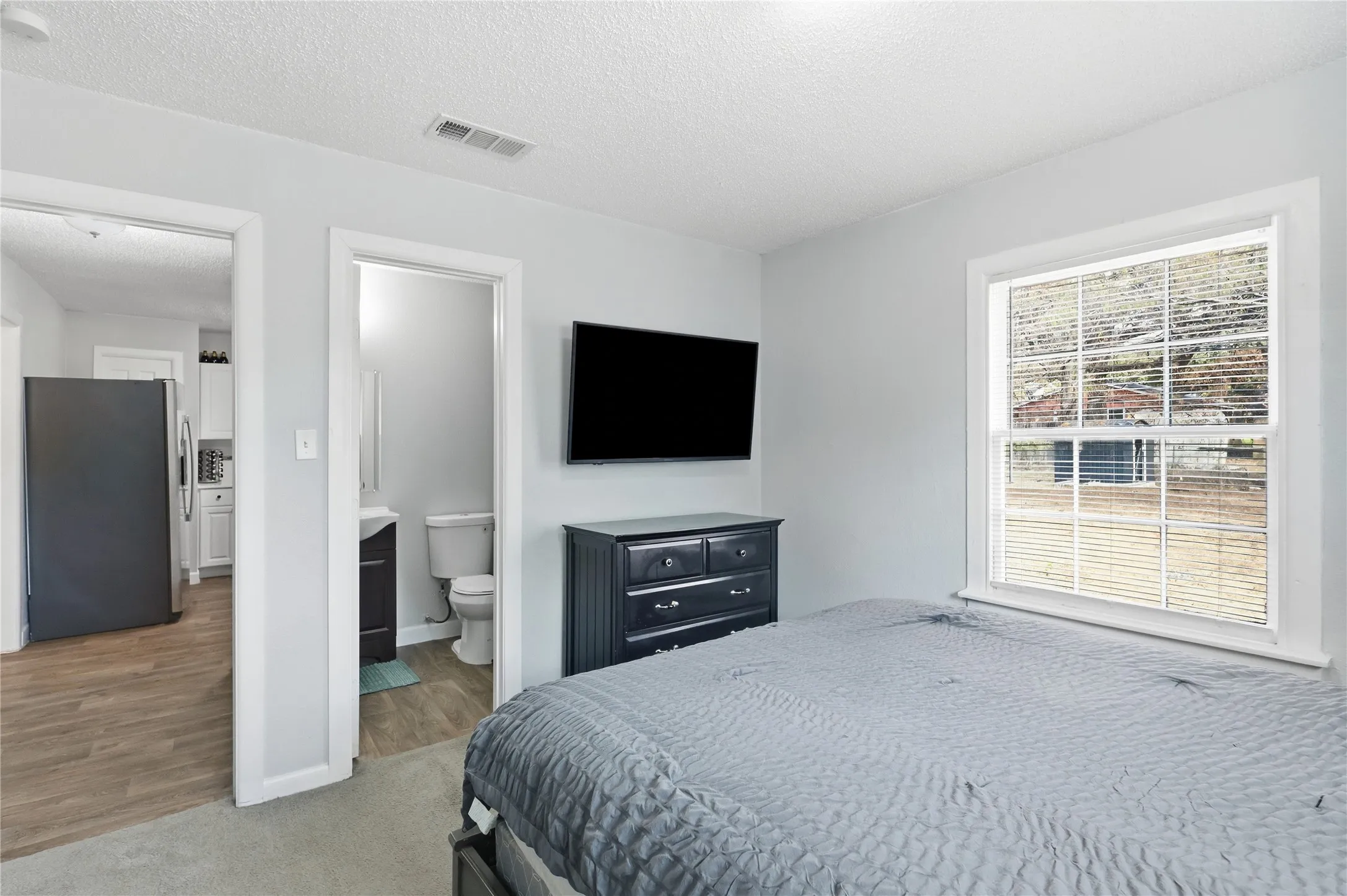 Single Family Residence For Sale in Tarrant County , 5113 Cottey Street, Fort Worth, Texas 76105, 2 Bedroom, 2 Bathroom, Garage spaces, 846 Sqft, built in 1959, mls#21393357, Real Estate Agent in Fort Worth, Homes For Sale in Tarrant county, Homes For Sale in Fort Worth, Realtor in Fort Worth Texas, Real Estate Brokerage Independent Realty Texas, Luminita Cordes Realtor