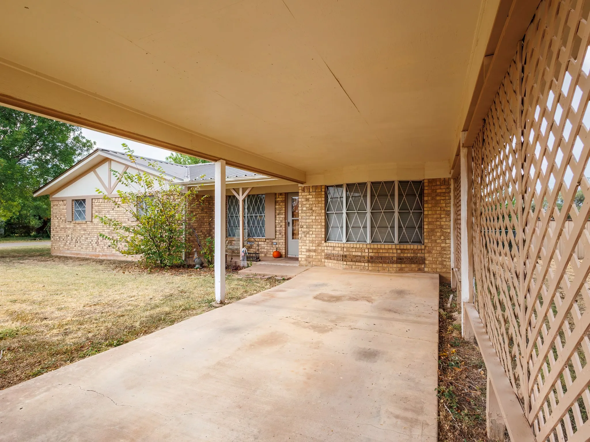 Single Family Residence For Sale in Runnels County , 1201 N 10th Street, Ballinger, Texas 76821, 3 Bedroom, 2 Bathroom, Garage spaces, 1,612 Sqft, built in 1980, mls#21405048, Real Estate Agent in Ballinger, Homes For Sale in Runnels county, Homes For Sale in Ballinger, Realtor in Ballinger Texas, Real Estate Brokerage Independent Realty Texas, Luminita Cordes Realtor