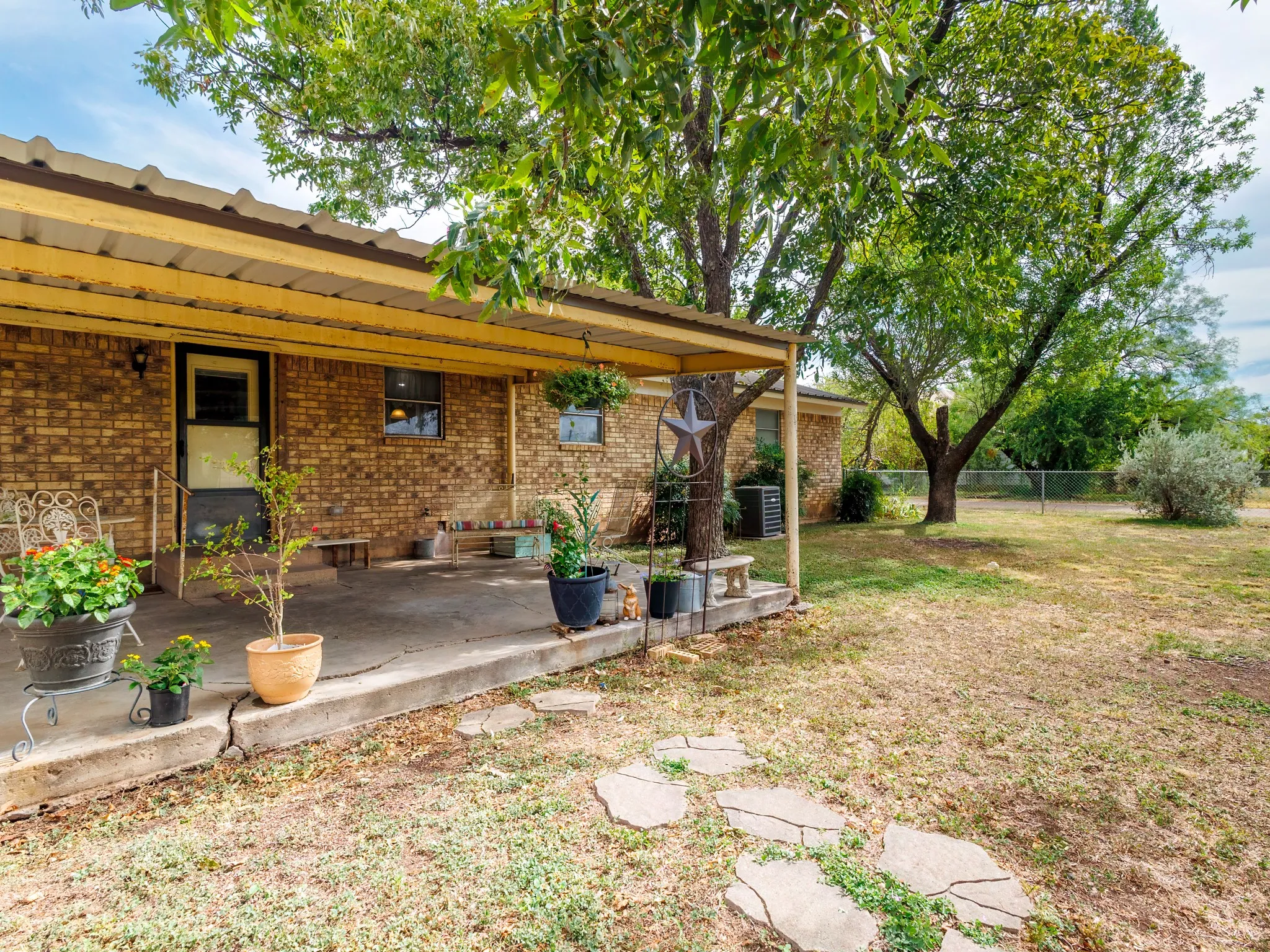 Single Family Residence For Sale in Runnels County , 1201 N 10th Street, Ballinger, Texas 76821, 3 Bedroom, 2 Bathroom, Garage spaces, 1,612 Sqft, built in 1980, mls#21405048, Real Estate Agent in Ballinger, Homes For Sale in Runnels county, Homes For Sale in Ballinger, Realtor in Ballinger Texas, Real Estate Brokerage Independent Realty Texas, Luminita Cordes Realtor
