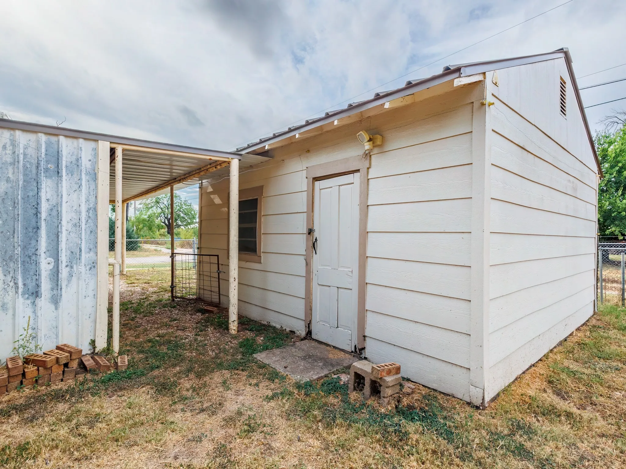 Single Family Residence For Sale in Runnels County , 1201 N 10th Street, Ballinger, Texas 76821, 3 Bedroom, 2 Bathroom, Garage spaces, 1,612 Sqft, built in 1980, mls#21405048, Real Estate Agent in Ballinger, Homes For Sale in Runnels county, Homes For Sale in Ballinger, Realtor in Ballinger Texas, Real Estate Brokerage Independent Realty Texas, Luminita Cordes Realtor