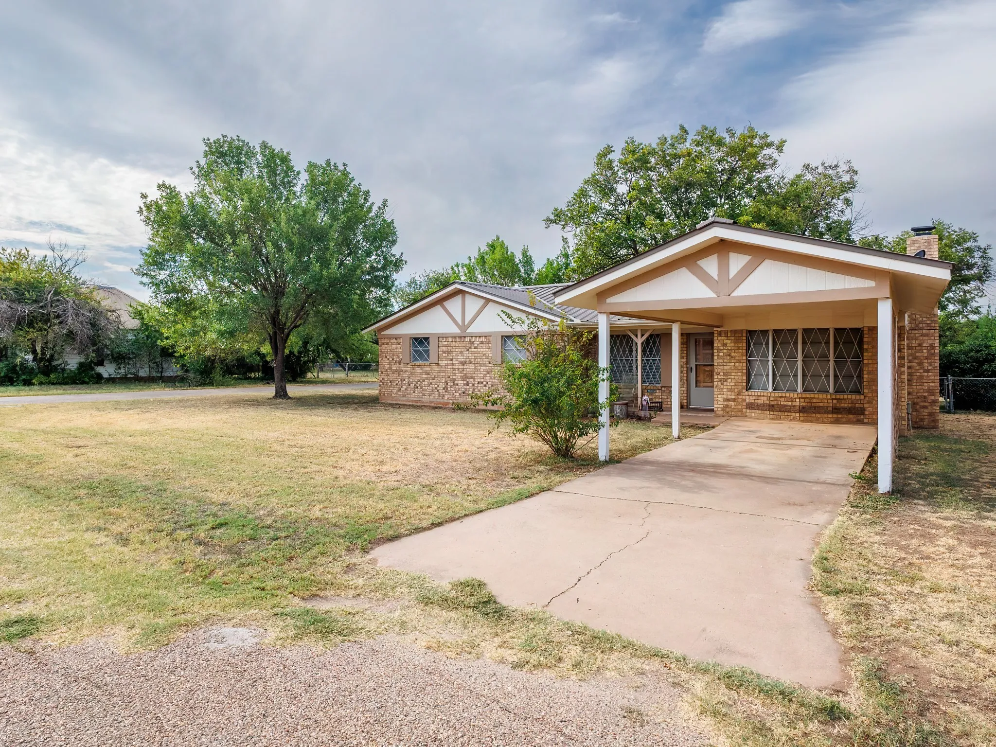 Single Family Residence For Sale in Runnels County , 1201 N 10th Street, Ballinger, Texas 76821, 3 Bedroom, 2 Bathroom, Garage spaces, 1,612 Sqft, built in 1980, mls#21405048, Real Estate Agent in Ballinger, Homes For Sale in Runnels county, Homes For Sale in Ballinger, Realtor in Ballinger Texas, Real Estate Brokerage Independent Realty Texas, Luminita Cordes Realtor