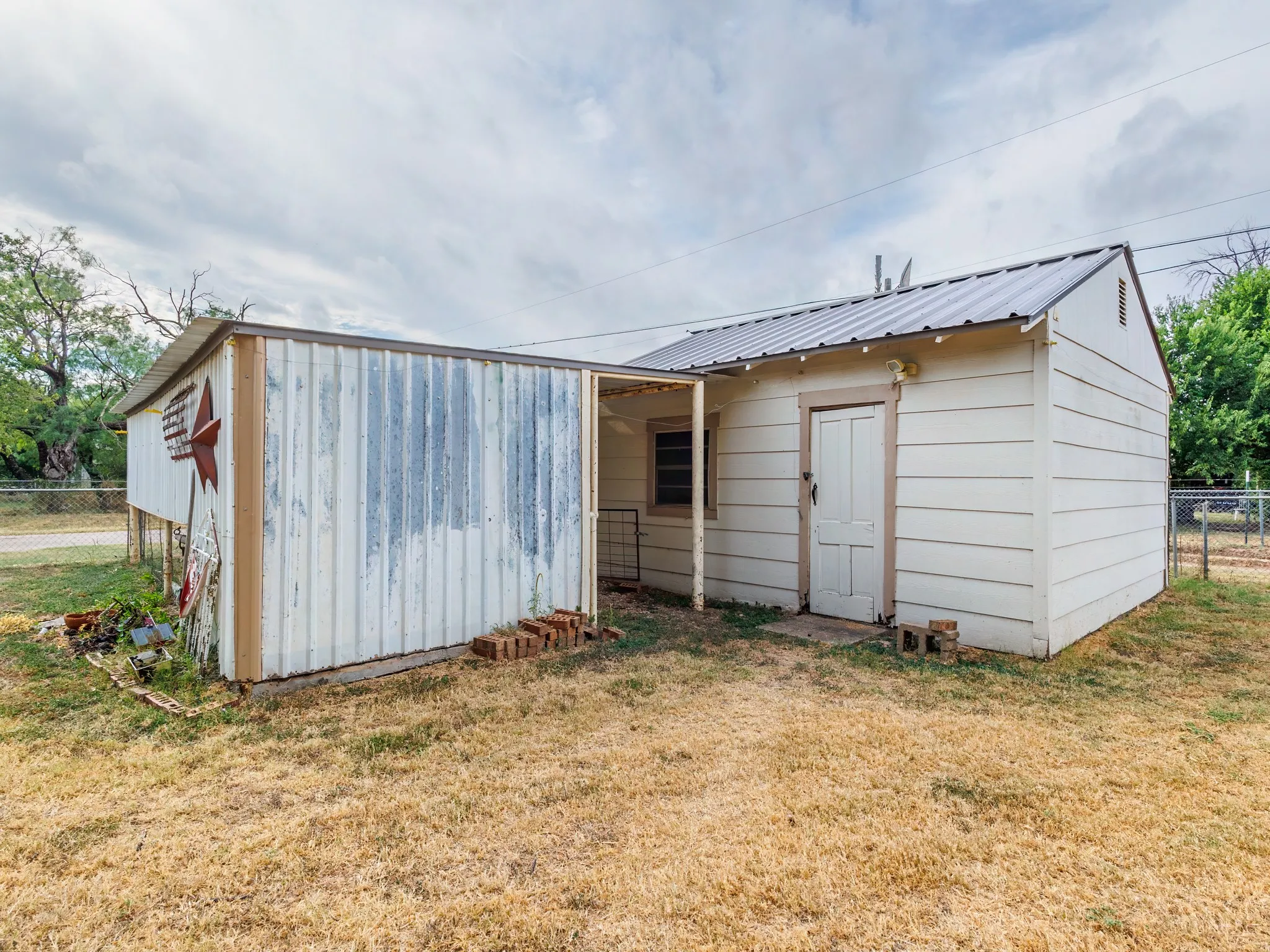 Single Family Residence For Sale in Runnels County , 1201 N 10th Street, Ballinger, Texas 76821, 3 Bedroom, 2 Bathroom, Garage spaces, 1,612 Sqft, built in 1980, mls#21405048, Real Estate Agent in Ballinger, Homes For Sale in Runnels county, Homes For Sale in Ballinger, Realtor in Ballinger Texas, Real Estate Brokerage Independent Realty Texas, Luminita Cordes Realtor