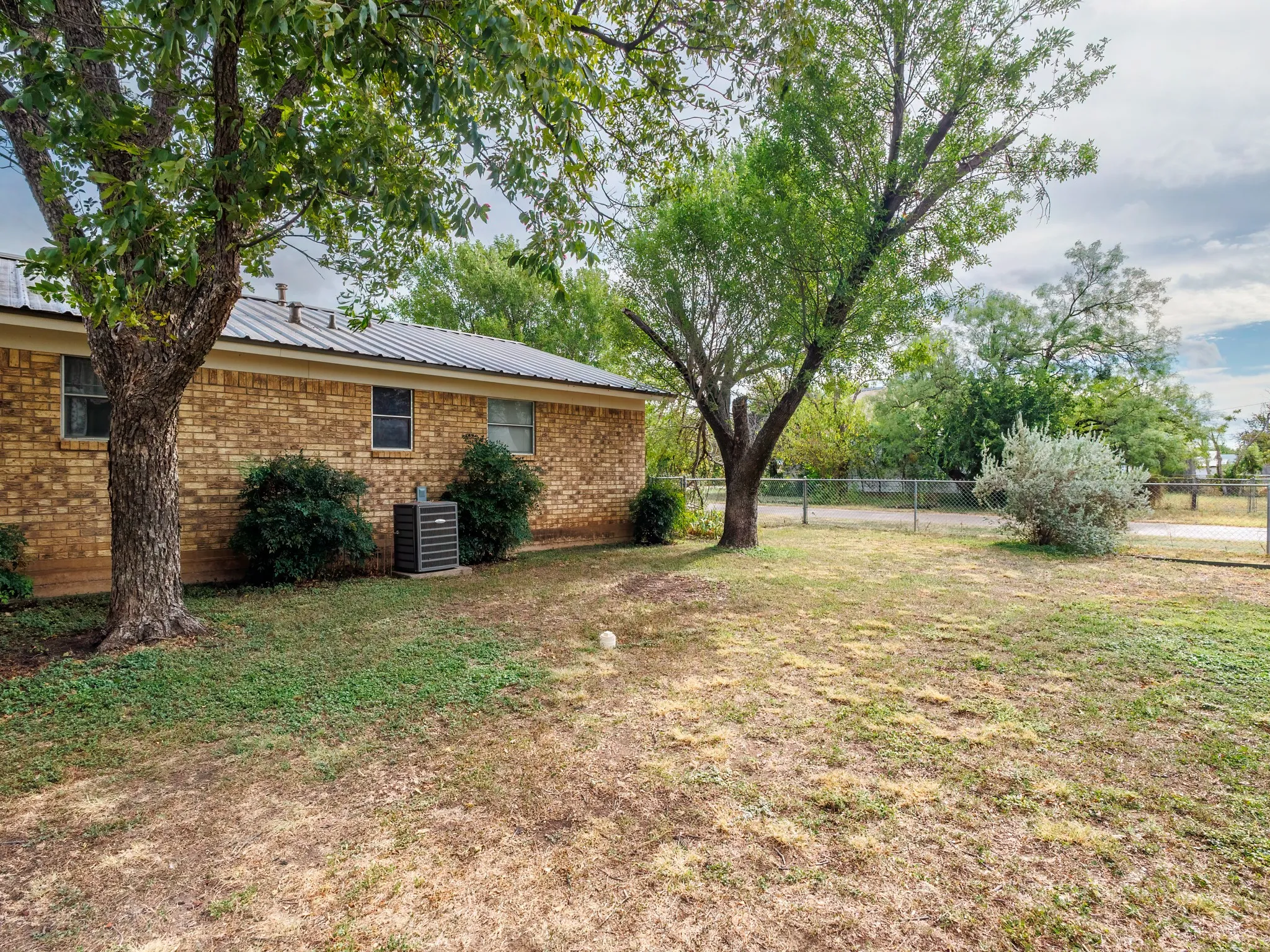 Single Family Residence For Sale in Runnels County , 1201 N 10th Street, Ballinger, Texas 76821, 3 Bedroom, 2 Bathroom, Garage spaces, 1,612 Sqft, built in 1980, mls#21405048, Real Estate Agent in Ballinger, Homes For Sale in Runnels county, Homes For Sale in Ballinger, Realtor in Ballinger Texas, Real Estate Brokerage Independent Realty Texas, Luminita Cordes Realtor