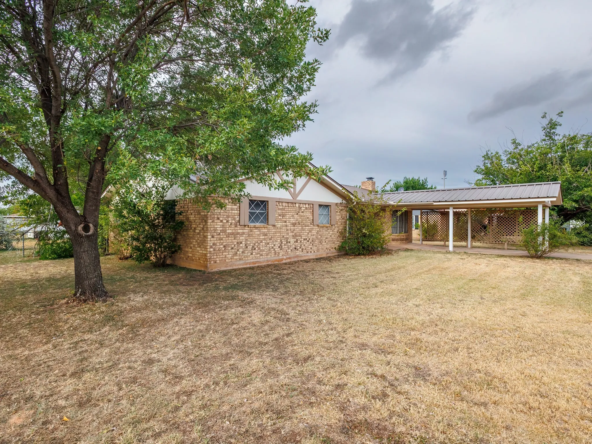 Single Family Residence For Sale in Runnels County , 1201 N 10th Street, Ballinger, Texas 76821, 3 Bedroom, 2 Bathroom, Garage spaces, 1,612 Sqft, built in 1980, mls#21405048, Real Estate Agent in Ballinger, Homes For Sale in Runnels county, Homes For Sale in Ballinger, Realtor in Ballinger Texas, Real Estate Brokerage Independent Realty Texas, Luminita Cordes Realtor