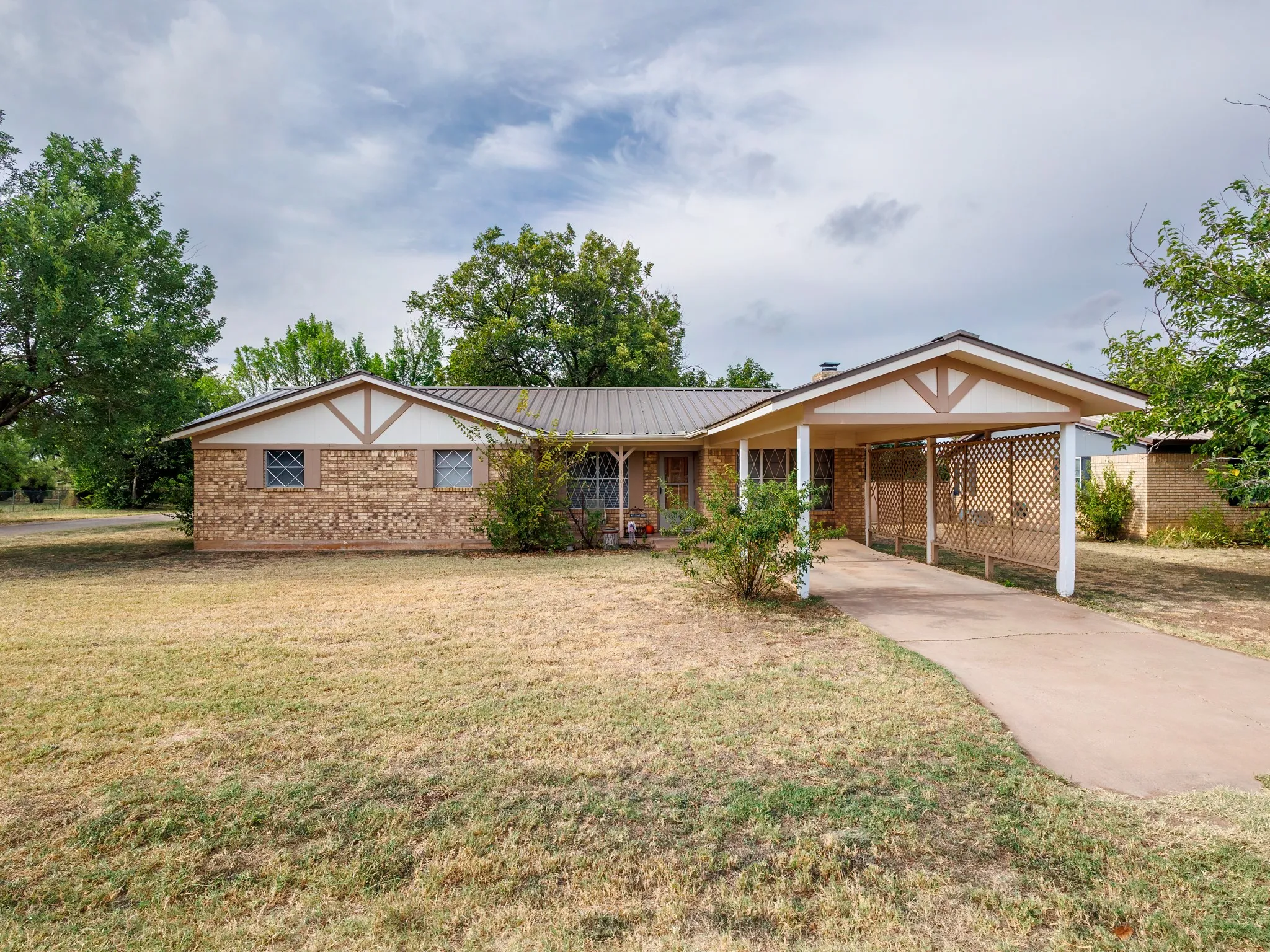 Single Family Residence For Sale in Runnels County , 1201 N 10th Street, Ballinger, Texas 76821, 3 Bedroom, 2 Bathroom, Garage spaces, 1,612 Sqft, built in 1980, mls#21405048, Real Estate Agent in Ballinger, Homes For Sale in Runnels county, Homes For Sale in Ballinger, Realtor in Ballinger Texas, Real Estate Brokerage Independent Realty Texas, Luminita Cordes Realtor