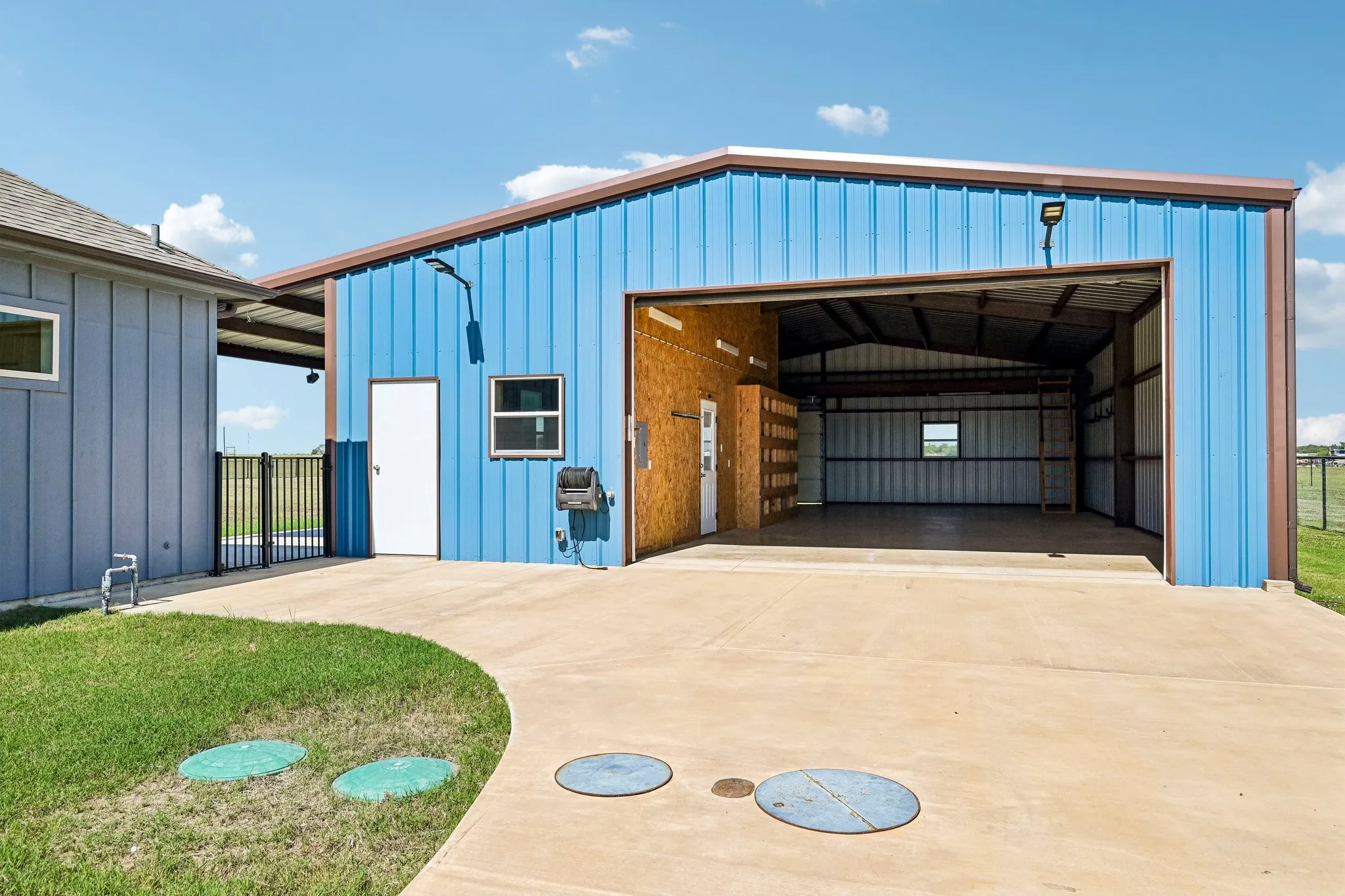 Single Family Residence For Sale in Fannin County , 291 County Road 4833, Leonard, Texas 75452, 4 Bedroom, 4 Bathroom, 4 Garage spaces, 2,618 Sqft, built in 2023, mls#21403698, Real Estate Agent in Leonard, Homes For Sale in Fannin county, Homes For Sale in Leonard, Realtor in Leonard Texas, Real Estate Brokerage Independent Realty Texas, Luminita Cordes Realtor