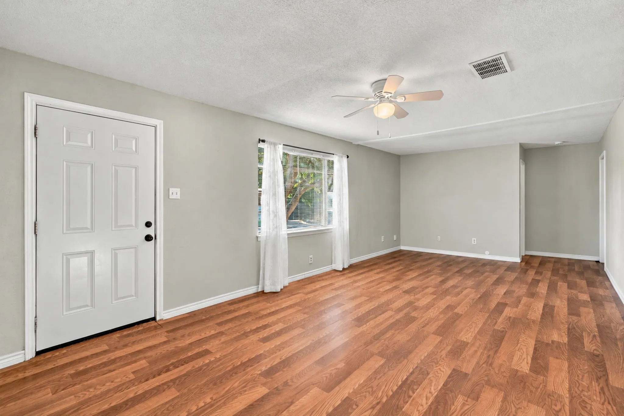 Single Family Residence For Sale in Parker County , 707 N Walnut Street, Weatherford, Texas 76086, 4 Bedroom, 2 Bathroom, Garage spaces, 1,400 Sqft, built in 1969, mls#21405124, Real Estate Agent in Weatherford, Homes For Sale in Parker county, Homes For Sale in Weatherford, Realtor in Weatherford Texas, Real Estate Brokerage Independent Realty Texas, Luminita Cordes Realtor