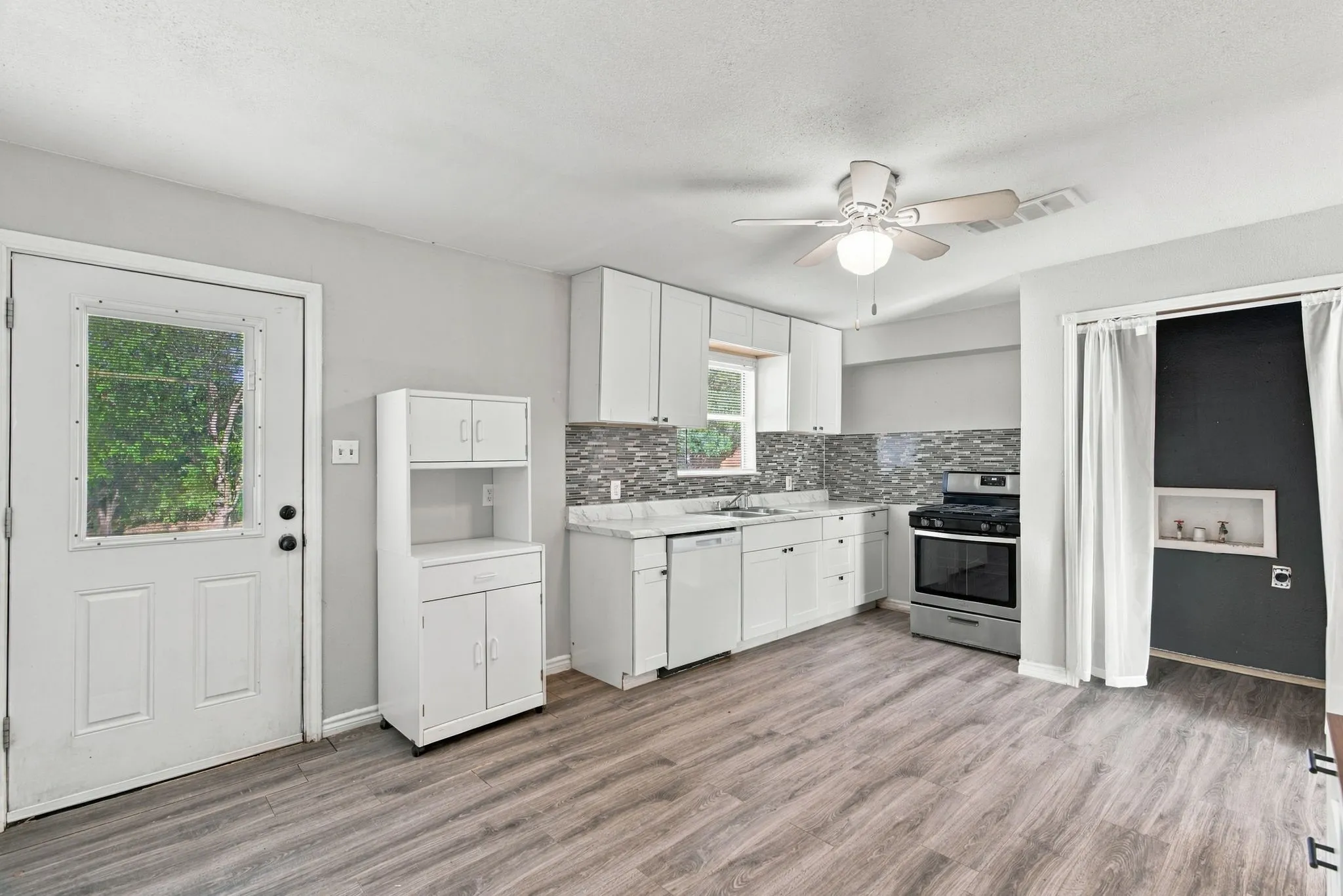 Single Family Residence For Sale in Parker County , 707 N Walnut Street, Weatherford, Texas 76086, 4 Bedroom, 2 Bathroom, Garage spaces, 1,400 Sqft, built in 1969, mls#21405124, Real Estate Agent in Weatherford, Homes For Sale in Parker county, Homes For Sale in Weatherford, Realtor in Weatherford Texas, Real Estate Brokerage Independent Realty Texas, Luminita Cordes Realtor