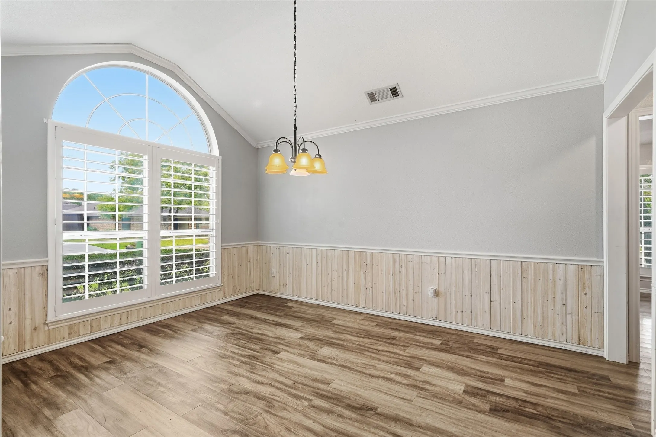 Single Family Residence For Sale in Tarrant County , 8824 Jason Court, North Richland Hills, Texas 76182, 3 Bedroom, 3 Bathroom, 3 Garage spaces, 2,191 Sqft, built in 1993, mls#21404758, Real Estate Agent in North Richland Hills, Homes For Sale in Tarrant county, Homes For Sale in North Richland Hills, Realtor in North Richland Hills Texas, Real Estate Brokerage Independent Realty Texas, Luminita Cordes Realtor