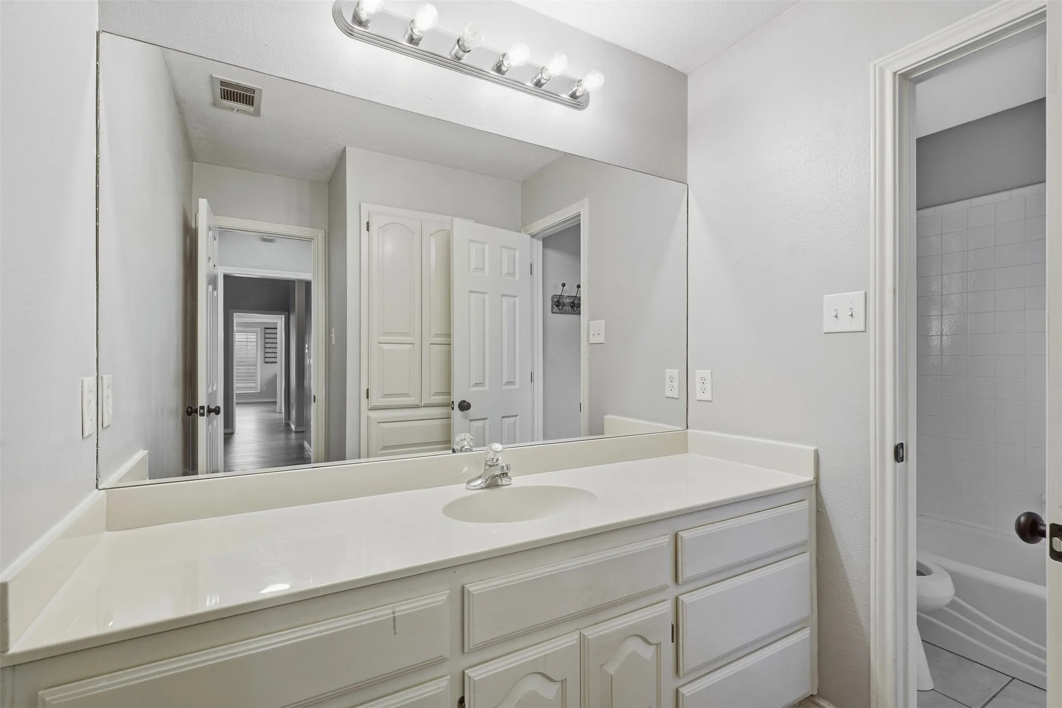 Single Family Residence For Sale in Tarrant County , 8824 Jason Court, North Richland Hills, Texas 76182, 3 Bedroom, 3 Bathroom, 3 Garage spaces, 2,191 Sqft, built in 1993, mls#21404758, Real Estate Agent in North Richland Hills, Homes For Sale in Tarrant county, Homes For Sale in North Richland Hills, Realtor in North Richland Hills Texas, Real Estate Brokerage Independent Realty Texas, Luminita Cordes Realtor