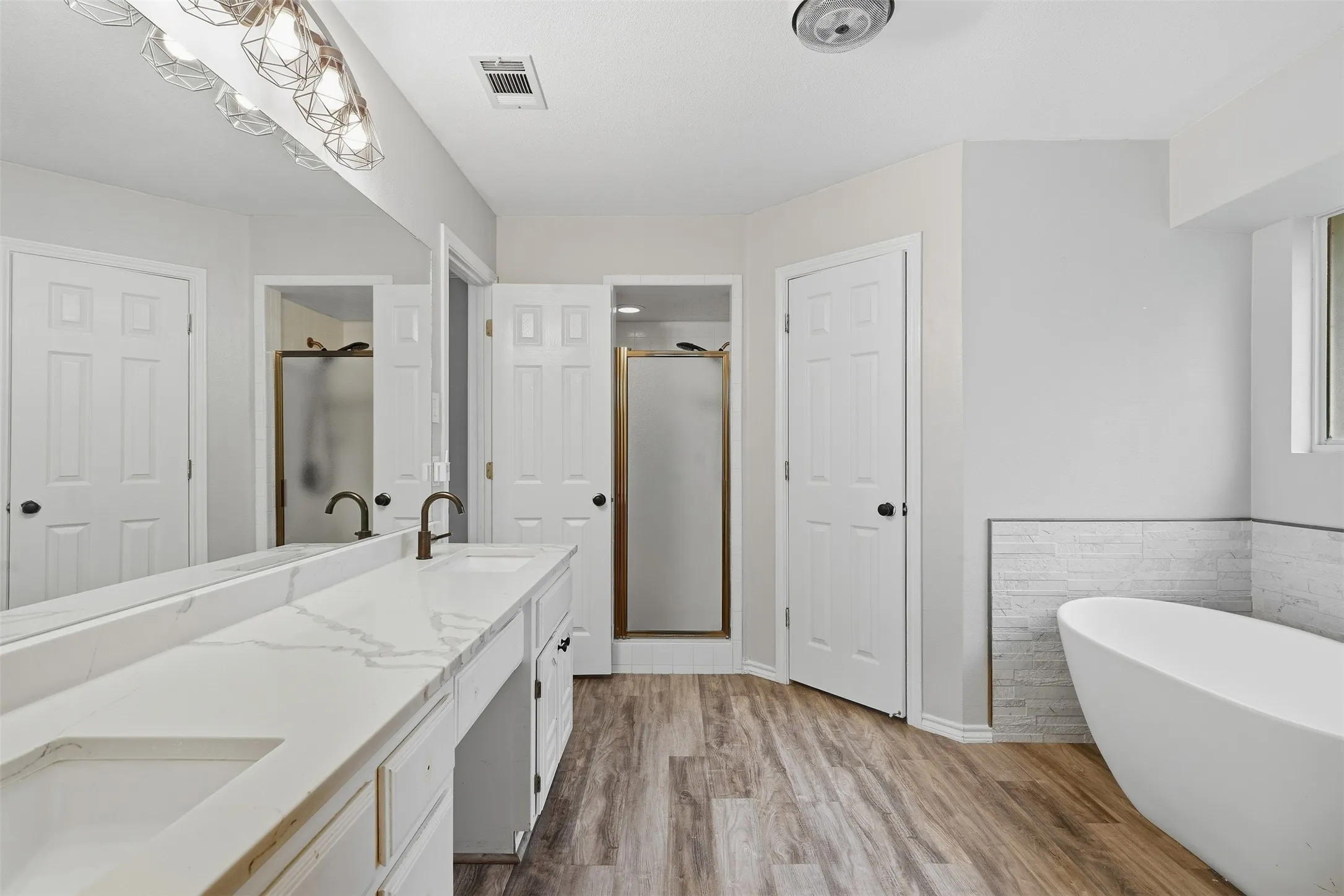 Single Family Residence For Sale in Tarrant County , 8824 Jason Court, North Richland Hills, Texas 76182, 3 Bedroom, 3 Bathroom, 3 Garage spaces, 2,191 Sqft, built in 1993, mls#21404758, Real Estate Agent in North Richland Hills, Homes For Sale in Tarrant county, Homes For Sale in North Richland Hills, Realtor in North Richland Hills Texas, Real Estate Brokerage Independent Realty Texas, Luminita Cordes Realtor