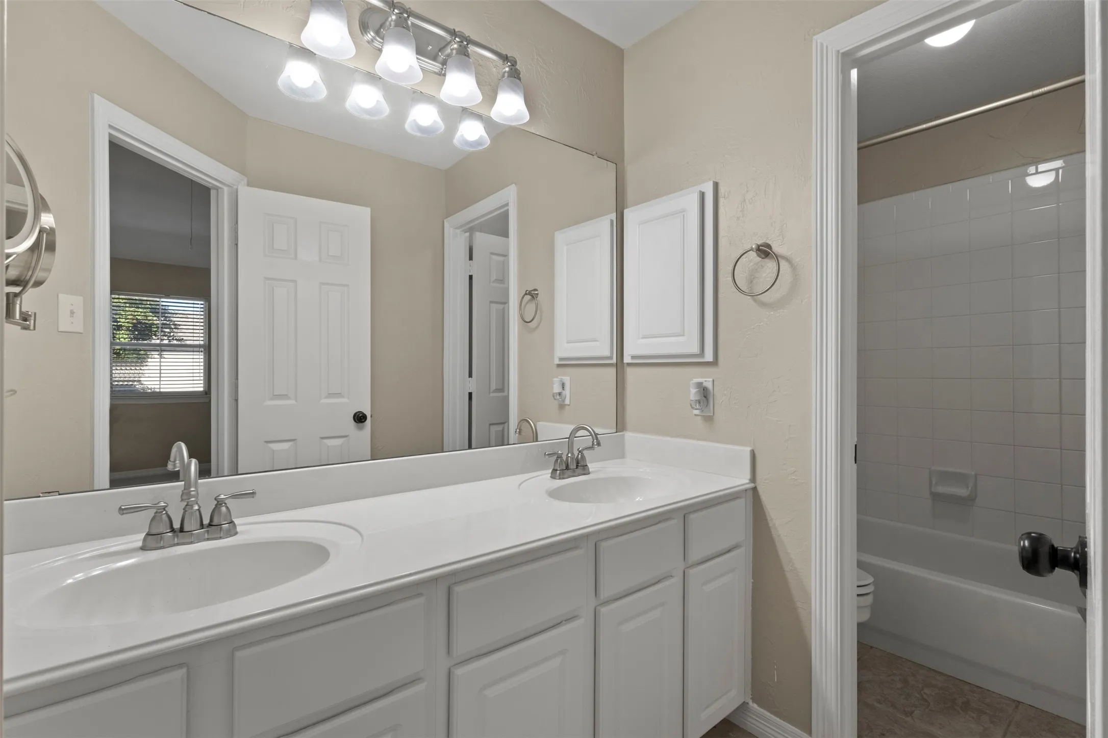 Single Family Residence For Sale in Collin County , 5705 Sandalwood Drive, Mc Kinney, Texas 75072, 4 Bedroom, 4 Bathroom, 3 Garage spaces, 3,236 Sqft, built in 1999, mls#21405125, Real Estate Agent in Mc Kinney, Homes For Sale in Collin county, Homes For Sale in Mc Kinney, Realtor in Mc Kinney Texas, Real Estate Brokerage Independent Realty Texas, Luminita Cordes Realtor