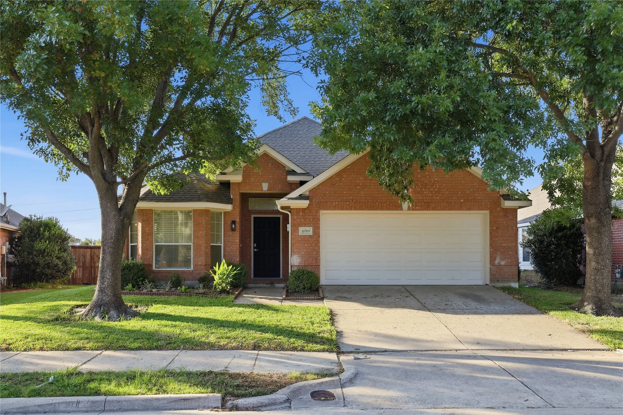 Single Family Residence For Rent in Dallas County , 10709 Nantucket Drive, Rowlett, Texas 75089, 3 Bedroom, 2 Bathroom, 1 Garage spaces, 1,815 Sqft, built in 2003, mls#21405146, Real Estate Agent in Rowlett, Homes For Rent in Dallas county, Homes For Rent in Rowlett, Realtor in Rowlett Texas, Real Estate Brokerage Independent Realty Texas, Luminita Cordes Realtor