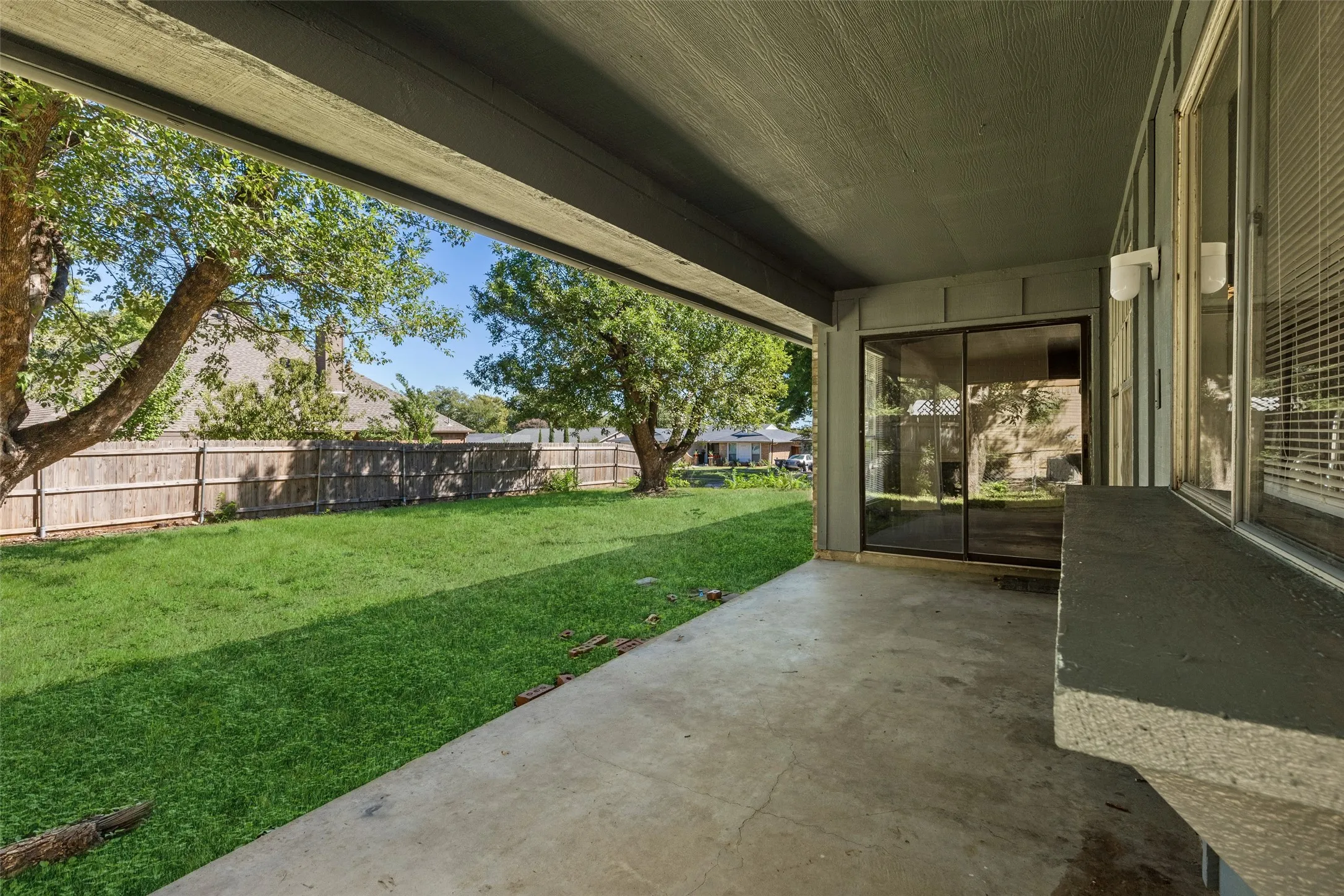 Single Family Residence For Sale in Tarrant County , 517 Sussex Drive, Arlington, Texas 76014, 3 Bedroom, 2 Bathroom, 2 Garage spaces, 1,489 Sqft, built in 1973, mls#21402180, Real Estate Agent in Arlington, Homes For Sale in Tarrant county, Homes For Sale in Arlington, Realtor in Arlington Texas, Real Estate Brokerage Independent Realty Texas, Luminita Cordes Realtor