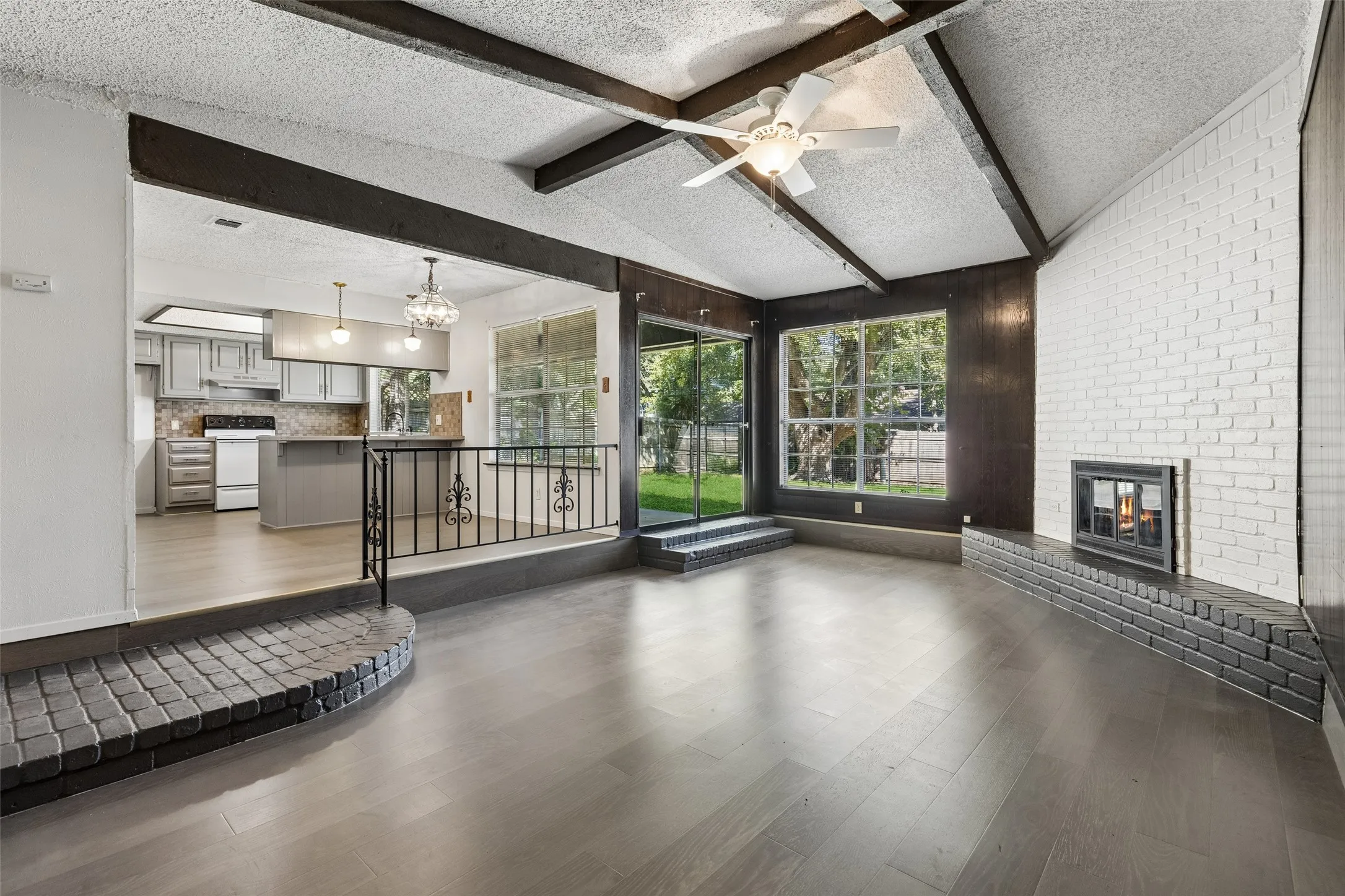 Single Family Residence For Sale in Tarrant County , 517 Sussex Drive, Arlington, Texas 76014, 3 Bedroom, 2 Bathroom, 2 Garage spaces, 1,489 Sqft, built in 1973, mls#21402180, Real Estate Agent in Arlington, Homes For Sale in Tarrant county, Homes For Sale in Arlington, Realtor in Arlington Texas, Real Estate Brokerage Independent Realty Texas, Luminita Cordes Realtor