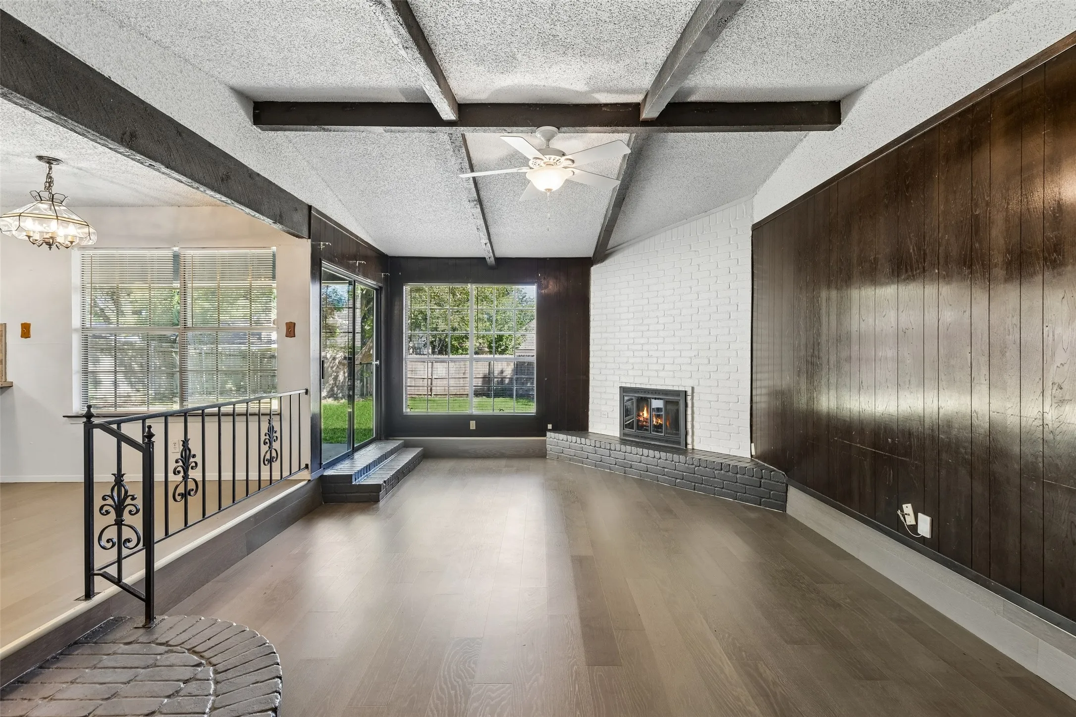 Single Family Residence For Sale in Tarrant County , 517 Sussex Drive, Arlington, Texas 76014, 3 Bedroom, 2 Bathroom, 2 Garage spaces, 1,489 Sqft, built in 1973, mls#21402180, Real Estate Agent in Arlington, Homes For Sale in Tarrant county, Homes For Sale in Arlington, Realtor in Arlington Texas, Real Estate Brokerage Independent Realty Texas, Luminita Cordes Realtor