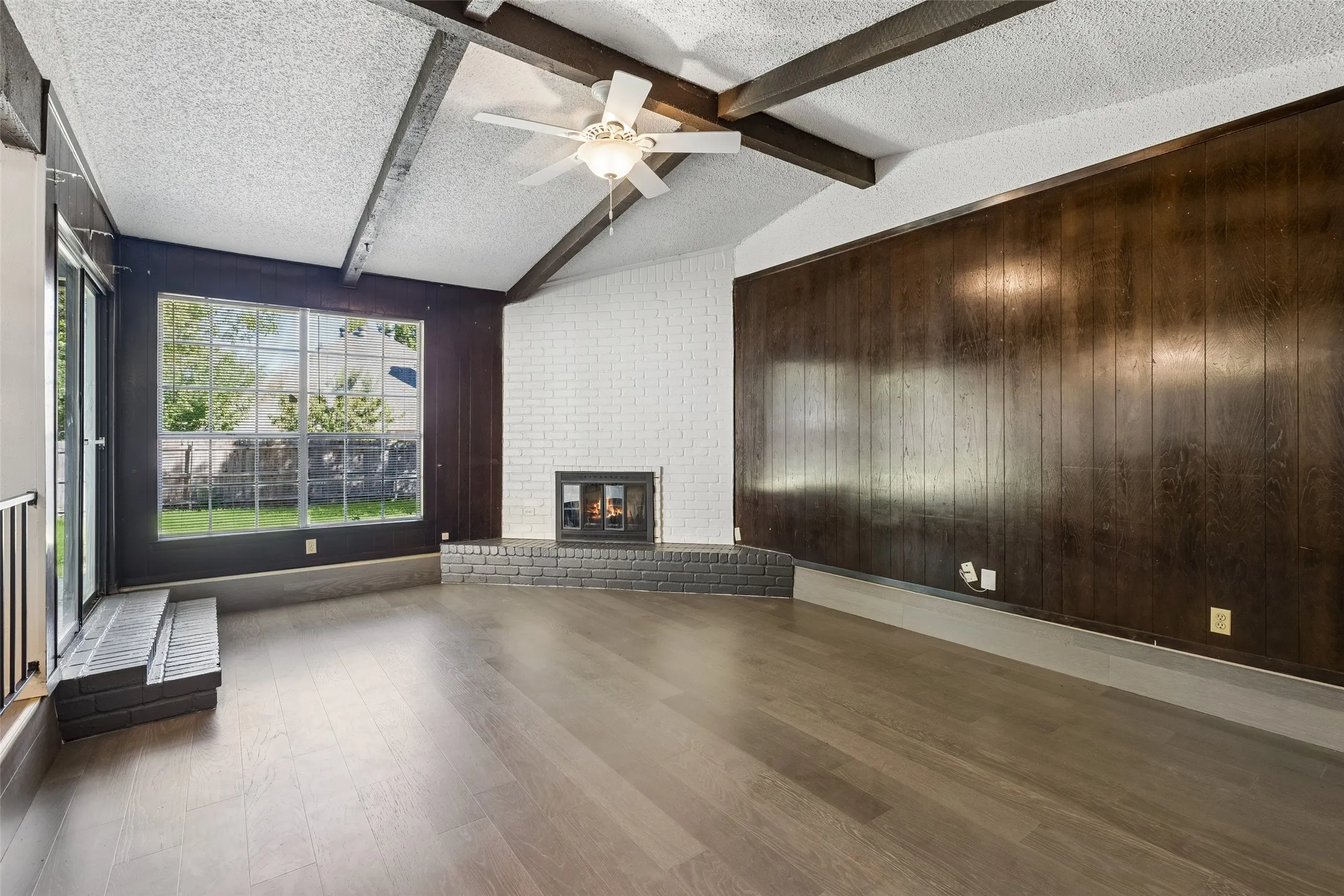 Single Family Residence For Sale in Tarrant County , 517 Sussex Drive, Arlington, Texas 76014, 3 Bedroom, 2 Bathroom, 2 Garage spaces, 1,489 Sqft, built in 1973, mls#21402180, Real Estate Agent in Arlington, Homes For Sale in Tarrant county, Homes For Sale in Arlington, Realtor in Arlington Texas, Real Estate Brokerage Independent Realty Texas, Luminita Cordes Realtor